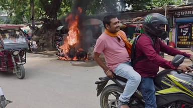 #जमुई कचहरी चौक पर अचानक बाइक में लगी आग, बाइक किसने खड़ा की थी किसी को पता नहीं चल पाया