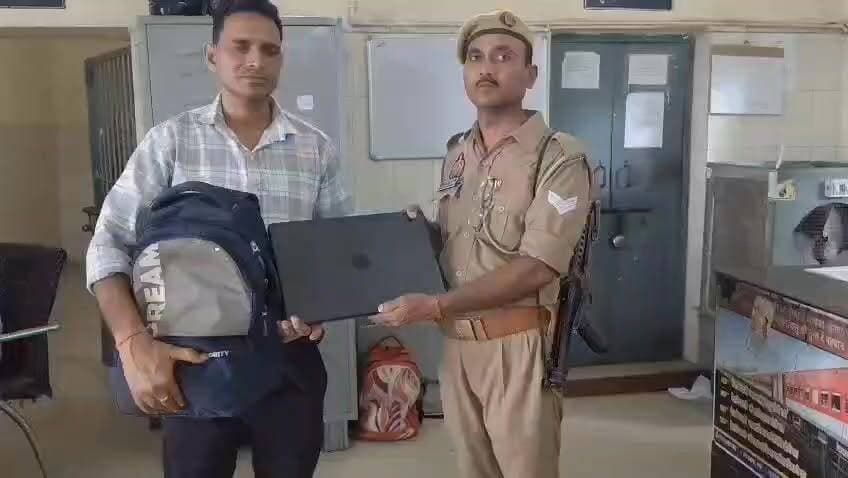 कानपुर ब्रेकिंग।।
जीआरपी कानपुर सेंट्रल की सतर्कता से यात्री का खोया बैग बरामद।
बैग में लैपटॉप, कीमती सामान और जरूरी दस्तावेज मौजूद थे।
यात्री की सूचना पर GRP टीम ने तत्काल कार्रवाई करते हुए प्लेटफॉर्म 4/5 से बैग बरामद किया।
सुरक्षित रूप से बैग उसके मालिक को सौंपा गया।
ऑपरेशन मुस्कान के तहत जीआरपी कानपुर सेंट्रल की सराहनीय कार्यवाही।
#IRCTC #RPF #GRPF #good_work