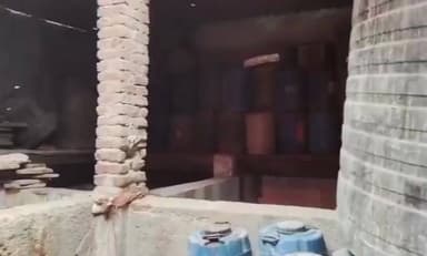 उत्तर प्रदेश –
गाजियाबाद में खाद्य सुरक्षा विभाग ने 2 अचार फैक्ट्रियां पकड़ी। एक फैक्ट्री पशुओं के तबेले में चल रही थीं। अचार बनाने के लिए आए नींबू सड़े मिले। 20 ड्रमों में रखे आम–नींबू से बदबू आ रही थी। करीब 3400 KG अचार नष्ट कराया गया।
#भ्रष्टाचार #food #latestnews #public #food #safety #viral