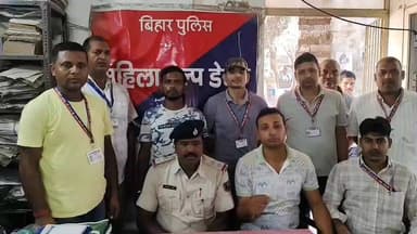 गया में ऑपरेशन यात्री सुरक्षा में बड़ी सफलता: गया स्टेशन पर चोरी के मोबाइल के साथ शातिर चोर गिरफ्तार, 15 हजार का मोबाइल बरामद
गया: रेल यात्रियों की सुरक्षा सुनिश्चित करने और रेलवे परिसरों में बढ़ रही आपराधिक गतिविधियों पर अंकुश लगाने के उद्देश्य से चलाए जा रहे "ऑपरेशन यात्री सुरक्षा" के तहत रेल सुरक्षा बल (आरपीएफ) गया को एक महत्वपूर्ण सफलता हाथ लगी है।
संयुक्त अभियान के दौरान गया रेलवे स्टेशन से एक युवक को चोरी के मोबाइल फोन के साथ गिरफ्तार किया गया। बरामद मोबाइल की अनुमानित कीमत करीब 15 हजार रुपये बताई गई है। मंगलवार को रेल सुरक्षा बल पोस्ट गया के स0उ0नि0 पवन कुमार के नेतृत्व में प्रा0 आरक्षी संजय कुमार राय, आरक्षी अनिल कुमार, आरक्षी राकेश कुमार सिंह, आरक्षी शशि शेखर तथा आरक्षी अमित कुमार की टीम स्टेशन परिसर में गश्त कर रही थी। इस दौरान सीपीडीएस टीम के उ0नि0 मुकेश कुमार एवं उनकी टीम, अपराध आसूचना शाखा गया के प्रा0आरक्षी सर्वजीत राय तथा जीआरपी गया के जवान भी संयुक्त रूप से अभियान में शामिल थे।
गश्त के क्रम में टीम की नजर प्लेटफॉर्म संख्या 1सी के दिल्ली छोर स्थित यात्री शेड में खड़े एक संदिग्ध युवक पर पड़ी। उसकी गतिविधियां संदिग्ध प्रतीत होने पर सुरक्षा बल के जवानों ने उसे रोककर पूछताछ की। पूछताछ में युवक ने अपना नाम नीरज कुमार (24 वर्ष), पिता स्वर्गीय नरेश साहनी, निवासी परसा बाजार, न्यू नथुपुर, थाना परसा बाजार, जिला पटना (बिहार) बताया।
संदेह के आधार पर जब उसकी तलाशी ली गई तो उसके जींस पैंट के दाहिने पॉकेट से बैंगनी रंग का एक रियलमी कंपनी का स्क्रीन टच मोबाइल फोन बरामद हुआ। मोबाइल में कोई सिम कार्ड नहीं था, लेकिन वह चालू अवस्था में था और उस पर स्क्रीन लॉक लगा हुआ था। बरामद मोबाइल के संबंध में पूछताछ करने पर युवक ने स्वीकार किया कि उसने गया रेलवे स्टेशन पर किसी अज्ञात यात्री का मोबाइल चोरी किया था।
इसके बाद स0उ0नि0 पवन कुमार द्वारा मौके पर आवश्यक कानूनी कार्रवाई पूरी करते हुए आरोपी को गिरफ्तार कर लिया गया। आगे की कार्रवाई के लिए उसे बरामद मोबाइल के साथ जीआरपी थाना गया को सौंप दिया गया। इस संबंध में स0उ0नि0 पवन कुमार के लिखित शिकायत पत्र के आधार पर जीआरपी थाना गया में कांड संख्या 161/2026, दिनांक 16 जून 2026, अंतर्गत धारा 317(5) बीएनएस के तहत मामला दर्ज किया गया है।
आरपीएफ रेलवे थाना अध्यक्ष बनारसी यादव ने बताया कि यात्रियों की सुरक्षा और उनके सामान की रक्षा के लिए रेलवे स्टेशन एवं ट्रेनों में लगातार विशेष अभियान चलाए जा रहे हैं।
#LatestNews
#गयाजी
#gaya
#GayaTown
#gayabihar