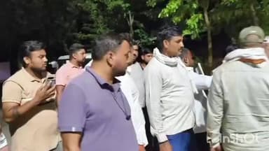 हंडिया तहसील क्षेत्र में आंगनबाड़ी की जमीन की पैमाइश के दौरान राजस्व टीम पर हुए हमले के विरोध में मंगलवार दोपहर करीब 2 बजे लेखपालों ने प्रदर्शन किया। प्रदर्शनकारियों ने घटना की निंदा करते हुए आरोपियों की तत्काल गिरफ्तारी और कड़ी कार्रवाई की मांग की।लेखपालों का कहना था कि राजस्व कर्मियों पर हमला कानून व्यवस्था के लिए गंभीर चुनौती है। उन्होंने प्रशासन से राजस्व कर्मचारियों की सुरक्षा सुनिश्चित करने तथा दोषियों के खिलाफ सख्त कार्रवाई करने की मांग की। इस दौरान बड़ी संख्या में लेखपाल मौजूद रहे।