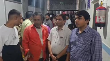 🚨रामनगर के ग्राम चौपड़ा में महिला पर वन्यजीव का हमला, ग्रामीणों में दहशत🚨
रामनगर वन प्रभाग की कोटा रेंज अंतर्गत ग्राम चौपड़ा में मंगलवार को एक महिला पर वन्यजीव ने हमला कर दिया। हमले में 40 वर्षीय उमा उर्फ रमा देवी गंभीर रूप से घायल हो गईं, जिन्हें उपचार के लिए रामदत्त संयुक्त चिकित्सालय में भर्ती कराया गया है।
बताया जा रहा है कि महिला अन्य ग्रामीण महिलाओं के साथ पानी लेने गई थी, तभी झाड़ियों से निकले वन्यजीव ने अचानक हमला कर दिया। महिलाओं के शोर मचाने और ग्रामीणों के मौके पर पहुंचने पर वन्यजीव जंगल की ओर भाग गया।
घटना के बाद पूरे गांव में भय का माहौल है। ग्रामीणों ने वन विभाग से गश्त बढ़ाने और हमलावर वन्यजीव को जल्द पकड़ने की मांग की है। वहीं वन विभाग ने क्षेत्र में कैमरा ट्रैप लगाने और निगरानी बढ़ाने की कार्रवाई शुरू कर दी है। अधिकारियों के अनुसार जांच के बाद ही स्पष्ट हो सकेगा कि हमला बाघ ने किया या गुलदार ने।
⚠️ ग्रामीणों ने चेतावनी दी है कि यदि जल्द कार्रवाई नहीं हुई तो आंदोलन किया जाएगा।
#Ramnagar #WildlifeAttack #Uttarakhand #ForestDepartment #TigerOrLeopard #BreakingNews #RamnagarNews #UttarakhandNews #WildlifeConflict #ViralNews
