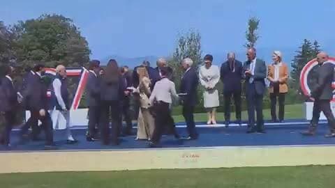 😏🌍 G7 शिखर सम्मेलन की तस्वीरों ने सोशल मीडिया पर नई बहस छेड़ दी है।
कुछ यूजर्स का दावा है कि प्रधानमंत्री नरेंद्र मोदी ने वहां मौजूद कई विश्व नेताओं से मुलाकात और अभिवादन किया, लेकिन डोनाल्ड ट्रंप के साथ कोई विशेष बातचीत या मुलाकात नहीं दिखाई दी।
हालांकि, तस्वीरों और छोटे वीडियो क्लिप्स के आधार पर किसी कूटनीतिक संदेश का निष्कर्ष निकालना आसान नहीं होता, फिर भी इंटरनेट पर लोग इन दृश्यों को अपने-अपने तरीके से देख रहे हैं। 👀
कई बार तस्वीरें शब्दों से ज्यादा चर्चा पैदा कर देती हैं। 📸🌐
#G7 #PMModi #NarendraModi #DonaldTrump #G7Summit #WorldLeaders #Diplomacy #InternationalRelations #GlobalPolitics #ViralVideo #TrendingNews #WorldNews