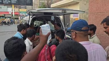 🚨 एटा: संदिग्ध परिस्थितियों में महिला को लगी गोली
एटा के कोतवाली देहात क्षेत्र के गांव बिजौरी में महिला खुशबू को गोली लगने से हड़कंप मच गया। परिजनों ने आरोप लगाया कि घर पर पति रोहन को खाना देते समय अज्ञात लोगों ने महिला को गोली मार दी। गंभीर रूप से घायल महिला को पहले स्थानीय अस्पताल और फिर हायर सेंटर रेफर किया गया।
मौके पर पहुंची पुलिस मामले की जांच में जुटी है। पुलिस का कहना है कि घटना संदिग्ध प्रतीत हो रही है और सभी पहलुओं से जांच की जा रही है।
#Etah #EtahNews #BreakingNews #UPNews #CrimeNews #Khushboo #Bijauri #AgraRoad #UttarPradesh #PoliceInvestigation #ViralNews #EtahBreaking #UPPolice #CrimeAlert #HindiNews