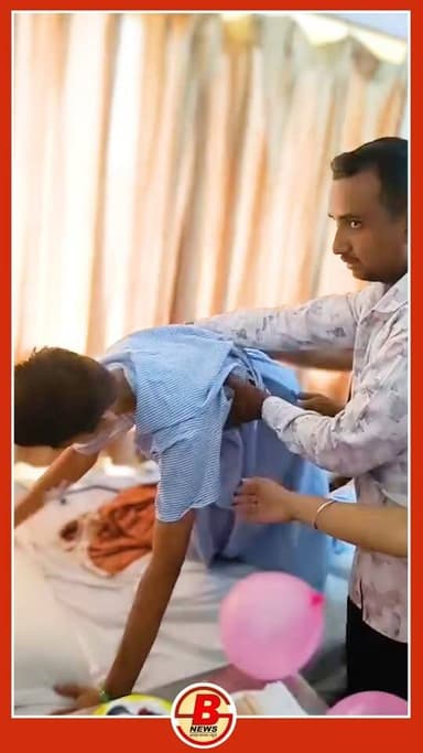 बच्चे के शरीर में टूटी इंजेक्शन की सुई फंसी |
देवास जिले का एमजी अस्पताल एक बार फिर विवादों में है। इस बार अस्पताल में उपचार के दौरान एक बच्चे के शरीर में इंजेक्शन की सुई टूटकर फंस जाने का मामला सामने आया है। घटना के बाद परिजनों ने इसे गंभीर लापरवाही बताते हुए बच्चे को तत्काल इंदौर के निजी अस्पताल में भर्ती कराया, जहां उसका उपचार जारी है।
जानकारी के अनुसार महेश टॉकीज क्षेत्र निवासी रघुराज अपने बेटे समक्ष को गर्दन में मोच आने के बाद उपचार के लिए एमजी अस्पताल लेकर पहुंचे थे। परिजनों का आरोप है कि अस्पताल में बच्चे को इंजेक्शन लगाया गया, इसी दौरान इंजेक्शन की सुई टूटकर शरीर के अंदर रह गई। संदेह होने पर परिजनों ने बच्चे का एक्स-रे कराया, जिसमें सुई फंसी हुई दिखाई दी।
बताया जा रहा है कि अस्पताल में मौजूद चिकित्सकों ने सुई निकालने का प्रयास किया, लेकिन सफलता नहीं मिली। इसके बाद परिजन बच्चे को इंदौर स्थित सीएचएल केयर अस्पताल ले गए, जहां ऑपरेशन कर सुई निकालने की प्रक्रिया की जा रही है।
घटना ने जिला अस्पताल की व्यवस्थाओं और उपचार की गुणवत्ता पर सवाल खड़े कर दिए हैं।
हालांकि इस मामले में अभी तक किसी प्रकार की आधिकारिक शिकायत दर्ज नहीं कराई गई है। वहीं अस्पताल प्रबंधन की ओर से भी घटना को लेकर कोई आधिकारिक बयान सामने नहीं आया है।
घटनाक्रम में यदि परिजनों के आरोप सही पाए जाते हैं तो यह मरीजों की सुरक्षा से जुड़ा गंभीर मामला माना जाएगा। अब देखना होगा कि स्वास्थ्य विभाग इस पूरे घटनाक्रम की जांच कर जिम्मेदारी तय करता है या नहीं।
बहरहाल परिजनों से टेलीफोनिक चर्चा करने पर उन्होंने स्वास्थ विभाग को शिकायत किए जाने की बात कही है।