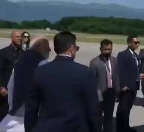 🚁🇮🇳 G7 शिखर सम्मेलन में प्रधानमंत्री नरेंद्र मोदी के लिए विशेष हेलिकॉप्टर की व्यवस्था ने लोगों का ध्यान खींचा।
सोशल मीडिया पर इसे भारत की बढ़ती वैश्विक प्रतिष्ठा और अंतरराष्ट्रीय मंचों पर उसके बढ़ते प्रभाव के प्रतीक के रूप में देखा जा रहा है। 🌍
एक समय था जब भारत सिर्फ बैठकों में शामिल होता था, आज भारत वैश्विक चर्चाओं और निर्णयों के केंद्र में दिखाई देता है। यह बदलाव देश की आर्थिक, कूटनीतिक और रणनीतिक ताकत को भी दर्शाता है।
140 करोड़ भारतीयों के लिए यह गर्व का क्षण माना जा रहा है। 🇮🇳✨
#PMModi #G7Summit #India #NarendraModi #GlobalIndia #WorldPolitics #Diplomacy #IndiaRising #NewIndia #InternationalRelations #GlobalLeadership #ProudIndian #TrendingNews #ViralVideo