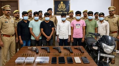 वाराणसी में ऑपरेशन चक्रव्यूह! हथियार सप्लाई गैंग के 7 सदस्य गिरफ्तार, पिस्टल-रिवाल्वर बरामद
वाराणसी कमिश्नरेट पुलिस ने "ऑपरेशन चक्रव्यूह" के तहत बड़ी कार्रवाई करते हुए अवैध हथियारों की खरीद-फरोख्त और आपराधिक गतिविधियों में शामिल सात आरोपियों को गिरफ्तार किया है। चोलापुर पुलिस और एसओजी की संयुक्त टीम ने कटारी ब्लॉक के पास कार्रवाई करते हुए आरोपियों के कब्जे से रिवाल्वर, पिस्टल, तमंचा, कारतूस, चोरी की बाइक और मोबाइल बरामद किए हैं।
पुलिस के अनुसार यह गिरोह अपराधियों तक अवैध हथियार पहुंचाने का काम करता था। मामले में आगे की जांच जारी है।
#Varanasi #OperationChakravyuh #CholapurPolice #SOG #UPPolice #CrimeNews #LiveVNS
