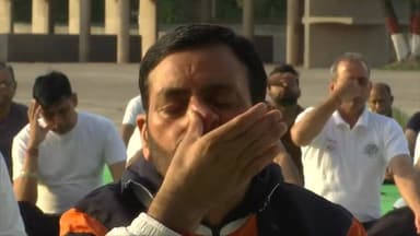 करो योग; रहो निरोग मुख्यमंत्री हरियाणा नायब सिंह सैनी ने चंडीगढ़ में मंत्रियों, विधायकों एवं टीम हरियाणा के सदस्यों के साथ सामूहिक योगाभ्यास कर स्वस्थ जीवनशैली और निरोगी समाज का संदेश दिया।विधानसभा स्पीकर हरविंदर कल्याण, कृषि मंत्री श्याम सिंह राणा समेत कई विधायक रहे मौजूद
21 जून को पंचकुला में मनाया जाएगा राज्य स्तरीय अंतर्राष्ट्रीय योग दिवस
#YogaForHealth #InternationalYogaDay #NayabSinghSaini #HealthyHaryana #YogaDay2026 #TeamHaryana #FitIndia #WellnessForAll #YogaLifestyle #HarayanaGovernment #InternationalYogaDay2026 #StayHealthy #YogaPractice #Panchkula #HealthyLiving