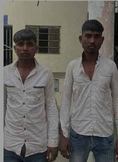 सिरोही, रोहिड़ा पुलिस द्वारा पानी ढोल गोपालबेड़ा रोड पर लूट के ईरादों से राहगीरों के वाहनों में तोड़फोड़ करना व दहशत फैलाने वाले दो शातिर भाई गिरफ्तार।
@igp_jodhpur
@policerajasthan
#sirohi https://t.co/LzR5lRs8iB