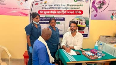 जिला स्वास्थ्य समिति कांकेर एवं बाल्को मेडिकल सेंटर रायपुर के संयुक्त तत्वाधान में निःशुल्क कैंसर एवं परामर्श शिविर का आयोजन जिला अस्पताल कांकेर में किया गया। मुख्य चिकित्सा एवं स्वास्थ्य अधिकारी डॉ. आर.सी.ठाकुर के निर्देशानुसार एवं बाल्को अस्पताल से कैंसर विशेषज्ञ डॉ. अश्वनी कुमार सचदेव, जिला अस्पताल के रेडिसीन ऑकोलॉजिस्ट डॉ. बुद्धेश्वर सिंह एवं दल द्वारा कुल 57 मरीजों का जांच किया गया, जिसमें 21 संदिग्ध मरीजों का पैप स्मीयर, मैमोग्राफी कर उचित परामर्श दिया गया। जिला कार्यक्रम प्रबंधक रोहित वर्मा, डॉ. योगेश प्रजापति जिला सलाहकार एन.सी.डी. एवं फाइनेंस लॉजिस्टिक ऑफिसर श्री राकेश राजपूत का इस कार्यक्रम को सफल बनाने में योगदान रहा।