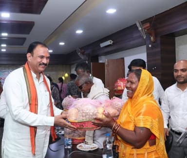 🏥 मुख्यमंत्री स्वस्थ बस्तर अभियान से मिल रही घर-घर स्वास्थ्य सुविधा
लोक स्वास्थ्य एवं परिवार कल्याण मंत्री श्री श्याम बिहारी जायसवाल ने कांकेर में मुख्यमंत्री स्वस्थ बस्तर अभियान की समीक्षा कर अभियान की प्रगति पर संतुष्टि व्यक्त की।
स्वास्थ्य विभाग की टीम द्वारा घर-घर पहुंचकर लोगों का स्वास्थ्य परीक्षण, बीमारी की पहचान एवं आवश्यक उपचार उपलब्ध कराया जा रहा है। अभियान के तहत कांकेर जिले में अब तक 08 लाख 577 लोगों का स्वास्थ्य परीक्षण किया गया, जिसमें 23 हजार 936 संदेहास्पद मरीज चिन्हांकित किए गए तथा 13 हजार 370 लोगों का उपचार किया गया।
स्वास्थ्य मंत्री ने हितग्राहियों से संवाद कर उनके अनुभव जाने और उत्कृष्ट कार्य के लिए जिला प्रशासन एवं स्वास्थ्य विभाग की टीम की सराहना की।
@chhattisgarhcmo @dpr.chhattisgarh @nilesh_ias
स्वस्थ बस्तर, सशक्त बस्तर की दिशा में निरंतर प्रयास।
#मुख्यमंत्रीस्वस्थबस्तरअभियान #स्वस्थबस्तर #स्वास्थ्यसेवा #कांकेर
