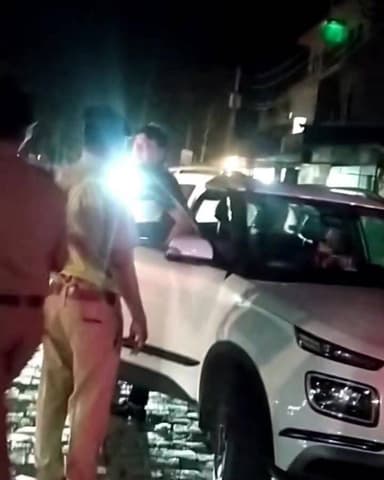 बापौली के हनुमान चौक पर पुलिस ने नाका लगाकर के वाहनों की गहनता से जांच की थाना प्रभारी पवन कुमार ने बताया कि एसपी भूपेंद्र सिंह के दिशा निर्देश अनुसार नाके लगाकर वाहन चालकों को नियमों के बारे में जागरूक किया जा रहा है कहीं पर कोई अपराध न हो इसको लेकर के वाहनों की गहनता से जांच की जा रही है
