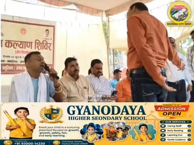 भाजपा मंडल अध्यक्ष की दादागिरी जनकल्याण शिविर में कर्मचारियों को धमकाया जमकर सुनाई खरी-खोटी.
मुरैना/जनपद पंचायत सबलगढ़ में आयोजित जनकल्याण शिविर के दौरान भाजपा नगर मंडल अध्यक्ष बसंत बंसल के व्यवहार को लेकर विवाद खड़ा हो गया है। विभिन्न विभागों के अधिकारियों और कर्मचारियों ने जिला कलेक्टर के नाम शिकायत सौंपते हुए मंडल अध्यक्ष पर अभद्रता, अपमानजनक भाषा का प्रयोग करने और शासकीय कार्य में बाधा पहुंचाने के आरोप लगाए हैं।
शिकायत के अनुसार 16 जून को जनपद पंचायत परिसर में जनकल्याण शिविर का आयोजन किया गया था, जहां विभिन्न विभागों के कर्मचारी और अधिकारी आमजन की समस्याओं के निराकरण में जुटे हुए थे। आरोप है कि दोपहर करीब 1:30 बजे मंडल अध्यक्ष शिविर स्थल पर पहुंचे और कर्मचारियों के साथ तीखे लहजे में बातचीत करते हुए उन्हें फटकार लगाई। कर्मचारियों का कहना है कि इस दौरान अपमानजनक शब्दों का प्रयोग भी किया गया।
कर्मचारियों ने अपने आवेदन में उल्लेख किया है कि मंडल अध्यक्ष ने कर्मचारियों के साथ ऐसा व्यवहार किया जिससे शिविर का माहौल प्रभावित हुआ। कर्मचारियों का आरोप है कि इस घटना से उन्हें मानसिक रूप से प्रताड़ना का सामना करना पड़ा तथा शासकीय कार्य भी प्रभावित हुआ।
मामले को लेकर विभिन्न विभागों के कर्मचारियों ने सामूहिक हस्ताक्षरयुक्त शिकायत एवं पंचनामा जिला प्रशासन को सौंपते हुए निष्पक्ष जांच और उचित कार्रवाई की मांग की है। शिकायत के बाद प्रशासनिक और राजनीतिक गलियारों में मामले की चर्चा तेज हो गई है।
#मुरैना #morena #भाजपा #सबलगढ़