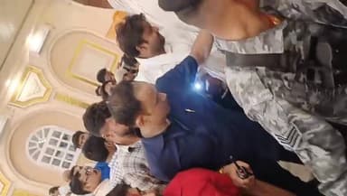 पत्रकार प्रिंस की गिरफ्तारी के सवाल पर कार्यकर्ताओ ने चिराग के सामने ही कि जमकर नारेबाजी,सवालों का जवाब दिए बिना ही भाग उठे चिराग !
#biharnews #biharpolitics #hajipur #chiragpaswan #thevaishalikhabar