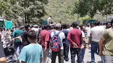 चमोली जिले के कर्णप्रयाग में सिख श्रद्धालुओं और स्थानीय लोगों के बीच हुए मामूली विवाद ने देखते ही देखते हिंसक रूप ले लिया। आरोप है कि विवाद के दौरान श्रद्धालुओं और स्थानीय लोगों के बीच जमकर मारपीट हुई, जिसमें कथित तौर पर तलवारों का भी इस्तेमाल किया गया। घटना में चार स्थानीय लोग गंभीर रूप से घायल हो गए हैं। घटना के बाद क्षेत्र में तनाव का माहौल बन गया और आक्रोशित स्थानीय लोगों ने बद्रीनाथ हाईवे पर जाम लगा दिया।
जानकारी के अनुसार कर्णप्रयाग क्षेत्र में किसी बात को लेकर सिख श्रद्धालुओं और स्थानीय लोगों के बीच कहासुनी हो गई। देखते ही देखते विवाद बढ़ गया और दोनों पक्षों के बीच मारपीट शुरू हो गई। प्रत्यक्षदर्शियों के अनुसार झड़प के दौरान धारदार हथियारों का भी इस्तेमाल किया गया, जिससे चार स्थानीय लोग घायल हो गए। घायलों को उपचार के लिए अस्पताल पहुंचाया गया, जहां उनका इलाज चल रहा है।
घटना की सूचना मिलते ही पुलिस और प्रशासन की टीम मौके पर पहुंची और स्थिति को नियंत्रित करने का प्रयास किया। वहीं घटना से नाराज स्थानीय लोगों ने बद्रीनाथ राष्ट्रीय राजमार्ग पर जाम लगाकर आरोपियों के खिलाफ कड़ी कार्रवाई की मांग की। पुलिस मामले की जांच में जुट गई है और दोनों पक्षों से पूछताछ की जा रही है।
फिलहाल पुलिस पूरे मामले की जांच कर रही है और क्षेत्र में शांति व्यवस्था बनाए रखने के लिए अतिरिक्त पुलिस बल तैनात किया गया है। प्रशासन ने लोगों से संयम बरतने और अफवाहों पर ध्यान न देने की अपील की है।
#Chamoli #Karnaprayag #Uttarakhand #BreakingNews #ChamoliNews #KarnaprayagNews #BadrinathHighway #HighwayJam #LawAndOrder #PoliceAction #UttarakhandPolice #LocalNews #ViolenceIncident #PublicProtest #TrendingNews #NewsUpdate #TheSaharanpurVoice #News7