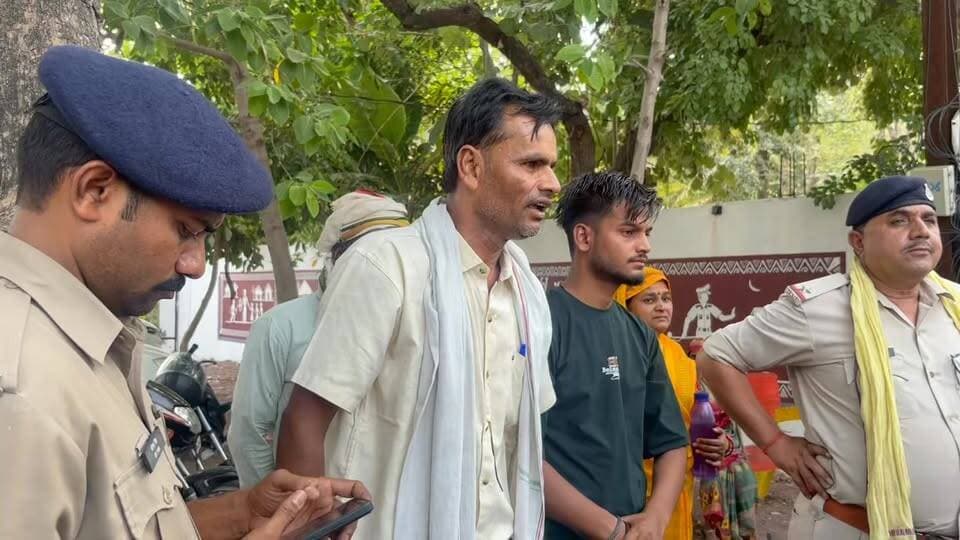 बड़ी खबर | 227 ग्राम सोना और 2 किलो चांदी चोरी मामले में निष्पक्ष जांच की मांग
नौगांव निवासी प्रमोद कुमार तिवारी ने पुलिस अधीक्षक छतरपुर को ज्ञापन सौंपकर थाना नौगांव के अपराध क्रमांक 0116/2025 में निष्पक्ष जांच की मांग की है।
शिकायतकर्ता का आरोप है कि फरवरी 2025 में हुई चोरी में 227 ग्राम सोना और 2 किलो चांदी के आभूषण चोरी हुए थे, लेकिन अब तक उन्हें संतोषजनक न्याय नहीं मिला। उन्होंने तत्कालीन थाना प्रभारी सतीश सिंह सहित अन्य अधिकारियों पर दबाव बनाने, मानसिक प्रताड़ना देने और मामले में प्रभावी कार्रवाई न करने के गंभीर आरोप लगाए हैं।
आवेदक ने मामले की उच्च स्तरीय जांच, संपूर्ण विवेचना की समीक्षा तथा दोषियों के विरुद्ध कार्रवाई की मांग की है।
⚠️ यह शिकायतकर्ता द्वारा लगाए गए आरोप हैं। संबंधित पुलिस अधिकारियों का पक्ष सामने आने पर उसे भी प्रमुखता से प्रकाशित किया जाएगा।
#Chhatarpur #Naugaon #BreakingNews #MadhyaPradesh #CrimeNews #GoldTheft #SilverTheft #PoliceInvestigation #ChhatarpurNews #MPNews