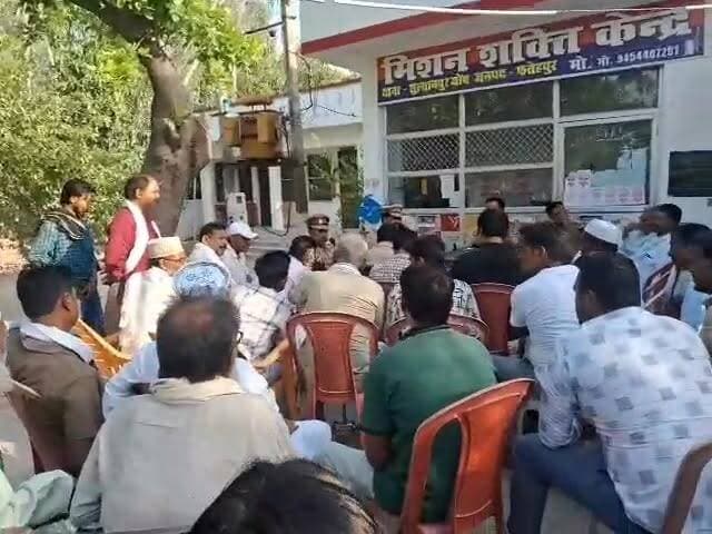 मोहर्रम को लेकर सुल्तानपुर घोष थाने में शांति समिति की बैठक
ताजियादारों, धर्मगुरुओं और पुलिस प्रशासन ने सौहार्दपूर्ण आयोजन पर जताई सहमति
अफवाहों से बचने और सोशल मीडिया पर जिम्मेदारी निभाने की अपील
✒️रिपोर्ट नाजिया परवीन
फतेहपुर। आगामी मोहर्रम पर्व को शांतिपूर्ण, सौहार्दपूर्ण और व्यवस्थित ढंग से संपन्न कराने के उद्देश्य से फतेहपुर जनपद के सुल्तानपुर घोष थाना परिसर में शांति समिति की एक महत्वपूर्ण बैठक आयोजित की गई। बैठक में पुलिस प्रशासन, ताजियादारों, धर्मगुरुओं, ग्राम प्रधानों, जनप्रतिनिधियों और क्षेत्र के संभ्रांत नागरिकों ने भाग लिया। बैठक के दौरान सुरक्षा व्यवस्था, ताजिया जुलूस मार्ग, साफ-सफाई, बिजली व्यवस्था और कानून-व्यवस्था से जुड़े विभिन्न मुद्दों पर विस्तार से चर्चा की गई।
मोहर्रम पर्व को लेकर प्रशासन ने की व्यापक तैयारी
आगामी मोहर्रम पर्व को लेकर प्रशासन पूरी तरह सक्रिय नजर आ रहा है। मंगलवार को खागा तहसील क्षेत्र के थाना सुल्तानपुर घोष परिसर में आयोजित शांति समिति की बैठक में थाना प्रभारी निरीक्षक तेज बहादुर सिंह चंदेल ने सभी ताजियादारों एवं क्षेत्रीय लोगों से संवाद स्थापित किया और त्योहार को शांति एवं भाईचारे के वातावरण में संपन्न कराने की अपील की।
बैठक में यह सुनिश्चित करने पर जोर दिया गया कि ताजिया जुलूस निर्धारित मार्गों से ही निकाले जाएं तथा किसी भी प्रकार की अफवाह, भ्रामक सूचना या विवादित गतिविधि से दूर रहा जाए। पुलिस प्रशासन ने स्पष्ट किया कि शासन की गाइडलाइंस के अनुरूप सभी आवश्यक व्यवस्थाएं सुनिश्चित की जाएंगी।
सुरक्षा, साफ-सफाई और बिजली व्यवस्था पर विशेष चर्चा
बैठक के दौरान ताजिया जुलूसों के मार्गों पर साफ-सफाई, प्रकाश व्यवस्था, यातायात नियंत्रण तथा सुरक्षा के विशेष इंतजामों को लेकर सुझाव लिए गए। क्षेत्रीय लोगों ने भी प्रशासन को अपने सुझाव दिए और बेहतर व्यवस्थाओं के लिए सहयोग का आश्वासन दिया।
थाना प्रभारी ने कहा कि मोहर्रम केवल एक धार्मिक आयोजन नहीं बल्कि सामाजिक सौहार्द और आपसी सम्मान का प्रतीक भी है। इसलिए सभी नागरिकों को जिम्मेदारी के साथ अपनी भूमिका निभानी चाहिए।
थाना प्रभारी तेज बहादुर सिंह चंदेल ने कहा—
"सभी ताजियादारों और क्षेत्रीय लोगों के साथ बैठक की गई है। शासन की गाइडलाइंस के अनुसार मोहर्रम का पर्व शांतिपूर्ण तरीके से सम्पन्न कराया जाएगा। सभी से सहयोग की अपील की गई है।"
सोशल मीडिया पर विशेष निगरानी, अफवाहों से बचने की अपील
बैठक में मौजूद संभ्रांत नागरिकों और धर्मगुरुओं ने भी लोगों से सोशल मीडिया पर किसी भी प्रकार की अपुष्ट या भ्रामक जानकारी साझा न करने की अपील की। प्रशासन ने स्पष्ट किया कि अफवाह फैलाने वालों के विरुद्ध कानूनी कार्रवाई की जाएगी।
बैठक में पूर्व प्रधान सोहेल अहमद, वरिष्ठ पत्रकार शिरूर खान, शहंशाह आब्दी, पूर्व लेक्चरर महेंद्र सिंह, ग्राम प्रधान संतोष सिंह, प्रधान प्रतिनिधि लल्लन यादव, फरमान उल हक सहित बड़ी संख्या में क्षेत्रीय नागरिक उपस्थित रहे।
सौहार्द और भाईचारे का संदेश
बैठक के दौरान सभी समुदायों के प्रतिनिधियों ने एक स्वर में कहा कि क्षेत्र की गंगा-जमुनी तहजीब को बनाए रखना सभी की साझा जिम्मेदारी है। उपस्थित लोगों ने पुलिस प्रशासन को पूर्ण सहयोग देने का भरोसा दिलाया और मोहर्रम को शांतिपूर्ण वातावरण में सम्पन्न कराने का संकल्प लिया।
सुल्तानपुर घोष थाना परिसर में आयोजित यह शांति समिति बैठक आगामी मोहर्रम पर्व को लेकर प्रशासन और समाज के बीच बेहतर समन्वय का उदाहरण मानी जा रही है। त्योहारों के दौरान संवाद, सहयोग और आपसी विश्वास सामाजिक सौहार्द की सबसे मजबूत नींव होते हैं। प्रशासन को उम्मीद है कि क्षेत्रवासी जिम्मेदारी का परिचय देते हुए पर्व को शांतिपूर्ण और गरिमामय वातावरण में सम्पन्न कराएंगे।
"त्योहार समाज को जोड़ने का माध्यम हैं, इसलिए हर नागरिक का कर्तव्य है कि शांति, सौहार्द और भाईचारे की परंपरा को मजबूत बनाए।"
👇👇
@dgpup
@RSSorg
@UPGovt
@wpl1090
@RSSgeet
@Uppolice
@MIB_India
@PMOIndia
@HMOIndia
@abmanglik
@VHPDigital
@igrangealld
@myogioffice
@InfoDeptUP
@dmfatehpur
@sdmsadarftp
@CMOfficeUP
@CMOUP_RC
@UPPRD1948
@ChiefSecyUP
@ChiefSecyUP
@MahantYogiG
@FatehpurSdm
@fatehpurpolice
@BajrangDalOrg
@112UttarPradesh
@myogiadityanath
@CommissionerPrg
@ADGZonPrayagraj
👇👇
#NDNews #दैनिकनिष्पक्षधारा #Fatehpur #SultanpurGhosh #Moharram2026 #PeaceCommitteeMeeting #CommunalHarmony #UPPolice #FatehpurPolice #LawAndOrder #BreakingNews #UPNews
#तेजबहादुरसिंहचंदेल #फतेहपुरपुलिस #सुल्तानपुरघोष #मोहर्रम #शांतिसमिति #जिलाधिकारीफतेहपुर #अभिमन्युमांगलिक #उत्तरप्रदेशपुलिस