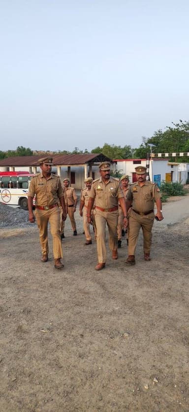 #jhansipolice #sspjhansi @bbgtsmurthyips के निर्देशन में जनपद में कानून-व्यवस्था सुदृढ़ रखने एवं आमजन में सुरक्षा की भावना बनाए रखने हेतु #झाँसी_पुलिस द्वारा विभिन्न थाना क्षेत्रों में #पैदल_गश्त की गई। इस दौरान जनसामान्य से वार्ता कर उन्हें सुरक्षा का भरोसा दिलाया गया।
@Uppolice
@adgzonekanpur
@rangejhansi