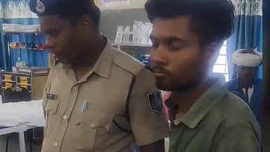 बगडोना हनुमान मंदिर में चोरी का खुलासा: सारणी पुलिस के हत्थे चढ़ा शातिर आरोपी, मेडिकल के बाद भेजा गया जेल
बैतूल जिले के बागडोना स्थित रोड हनुमान मंदिर में बीते दिनों हुई चोरी की वारदात का पुलिस ने खुलासा कर दिया है। इस मामले में सारणी पुलिस ने एक आरोपी को गिरफ्तार कर लिया है।
गिरफ्तार आरोपी की पहचान 21 वर्षीय करण नामदेव, पिता मनोज नामदेव, निवासी दुर्गा चौक, शाहपुर के रूप में हुई है।
पुलिस के अनुसार, आरोपी ने बागडोना रोड स्थित हनुमान मंदिर में चोरी की वारदात को अंजाम दिया था। मामले की गंभीरता को देखते हुए सारणी पुलिस लगातार जांच और आरोपियों की तलाश में जुटी हुई थी। इसी दौरान पुलिस को सफलता मिली और आरोपी को गिरफ्तार कर लिया गया।
गिरफ्तारी के बाद आरोपी को मंगलवार शाम 4:30 बजे बैतूल जिला चिकित्सालय लाया गया, जहां उसका मेडिकल परीक्षण कराया गया। इसके बाद उसे न्यायालय में पेश किया गया, जहां से न्यायिक हिरासत में जेल भेज दिया गया।
फिलहाल पुलिस मामले में आगे की जांच कर रही है और यह पता लगाने का प्रयास कर रही है कि चोरी की वारदात में कोई अन्य व्यक्ति भी शामिल था या नहीं।
#BagdonaHanumanMandir
#बागडोना_हनुमान_मंदिर
#TempleTheftCase
#SarniPolice
#BetulPolice
#BetulNews
#BreakingNews
#MPNews
#CrimeNews
#ViralNews