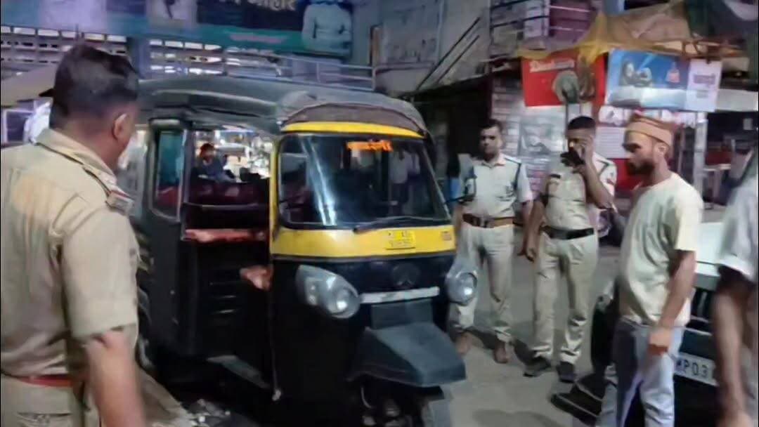 राष्ट्रपति के बैतूल आगमन से पहले हाई अलर्ट: कोतवाली पुलिस का होटल-ढाबों बस स्टैंड पर सर्च ऑपरेशन, सुरक्षा व्यवस्था चाक-चौबंद
बैतूल में 18 जून को राष्ट्रपति के प्रस्तावित दौरे को लेकर सुरक्षा व्यवस्था पूरी तरह हाई अलर्ट पर है। राष्ट्रपति के आगमन से पहले जिला प्रशासन और पुलिस महकमा सुरक्षा इंतजामों को अंतिम रूप देने में जुटा हुआ है।
इसी कड़ी में बैतूल कोतवाली पुलिस ने सोमवार रात 10 बजे शहर के होटल, ढाबों, रेस्टोरेंट और अन्य सार्वजनिक स्थानों पर सघन सर्चिंग अभियान चलाया। कोतवाली थाना प्रभारी देवकरण डेहरिया के नेतृत्व में पुलिस टीम ने थाना क्षेत्र के सभी प्रमुख ठिकानों की जांच की और संदिग्ध गतिविधियों पर नजर रखी।
पुलिस ने होटल संचालकों को मेहमानों की पहचान संबंधी दस्तावेजों का सत्यापन सुनिश्चित करने के निर्देश दिए हैं। साथ ही, सुरक्षा मानकों का सख्ती से पालन करने और किसी भी संदिग्ध व्यक्ति या गतिविधि की सूचना तत्काल पुलिस को देने के लिए कहा गया है।
राष्ट्रपति के दौरे को देखते हुए बैतूल में सुरक्षा के कड़े इंतजाम किए जा रहे हैं, ताकि कार्यक्रम शांतिपूर्ण और सुरक्षित तरीके से संपन्न हो सके।
#PresidentVisitBetul #राष्ट्रपति_का_बैतूल_दौरा #BetulHighAlert #BetulPolice #SecurityCheck #DroupadiMurmu #BetulNews #MPNews #BreakingNews #ViralNews