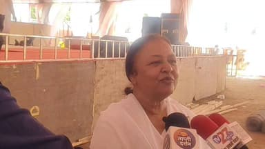 राष्ट्रपति द्रौपदी मुर्मू के बैतूल आगमन की तैयारियां अंतिम चरण में, ब्रह्माकुमारीज़ प्रेस कॉन्फ्रेंस कर दी कार्यक्रम की जानकारी
बैतूल में 18 जून, गुरुवार को आयोजित होने जा रहे ब्रह्माकुमारीज़ के महासम्मेलन “आध्यात्मिक जागृति द्वारा आदिवासी समाज का सशक्तिकरण” को लेकर तैयारियां अंतिम चरण में पहुंच गई हैं।
ब्रह्माकुमारी ईश्वरीय विश्वविद्यालय द्वारा मंगलवार दोपहर 12 बजे आयोजित प्रेस कॉन्फ्रेंस में ब्रह्माकुमार डॉ. नथमल भाई, ओडिशा ने बताया कि इस कार्यक्रम में देश की राष्ट्रपति श्रीमती द्रौपदी मुर्मू मुख्य अतिथि के रूप में शामिल होंगी।
लाल बहादुर शास्त्री स्टेडियम को आकर्षक सजावट और कड़ी सुरक्षा व्यवस्था के साथ पूरी तरह तैयार कर लिया गया है। कार्यक्रम में आदिवासी स्वागत गीत, पारंपरिक नृत्य और कई सांस्कृतिक प्रस्तुतियां आयोजित की जाएंगी।
बताया गया कि राष्ट्रपति मुर्मू अपने आध्यात्मिक अनुभव भी साझा करेंगी। प्रशासन ने सुरक्षा के व्यापक इंतजाम किए हैं। कार्यक्रम में शामिल होने वाले सभी लोगों को आधार और मोबाइल नंबर के आधार पर पंजीकरण के बाद शासकीय मुहरयुक्त निशुल्क पास जारी किए गए हैं।
बैतूल अब इस ऐतिहासिक और आध्यात्मिक महासम्मेलन का साक्षी बनने के लिए तैयार है।
#PresidentDroupadiMurmu #राष्ट्रपति_द्रौपदी_मुर्मु #PresidentVisitBetul #राष्ट्रपति_का_बैतूल_दौरा #BrahmaKumaris #आदिवासी_महासम्मेलन #जनजातीय_सशक्तिकरण #BetulNews #MPNews #ViralNews
#बैतूल #Betul #आध्यात्मिक_जागृति #LalBahadurShastriStadium #TribalEmpowerment #SpiritualAwakening #MadhyaPradesh #BreakingNews #LatestUpdate #TrendingNews का पार्ट 7