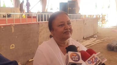 राष्ट्रपति द्रौपदी मुर्मू के बैतूल आगमन की तैयारियां अंतिम चरण में, ब्रह्माकुमारीज़ प्रेस कॉन्फ्रेंस कर दी कार्यक्रम की जानकारी
बैतूल में 18 जून, गुरुवार को आयोजित होने जा रहे ब्रह्माकुमारीज़ के महासम्मेलन “आध्यात्मिक जागृति द्वारा आदिवासी समाज का सशक्तिकरण” को लेकर तैयारियां अंतिम चरण में पहुंच गई हैं।
ब्रह्माकुमारी ईश्वरीय विश्वविद्यालय द्वारा मंगलवार दोपहर 12 बजे आयोजित प्रेस कॉन्फ्रेंस में ब्रह्माकुमार डॉ. नथमल भाई, ओडिशा ने बताया कि इस कार्यक्रम में देश की राष्ट्रपति श्रीमती द्रौपदी मुर्मू मुख्य अतिथि के रूप में शामिल होंगी।
लाल बहादुर शास्त्री स्टेडियम को आकर्षक सजावट और कड़ी सुरक्षा व्यवस्था के साथ पूरी तरह तैयार कर लिया गया है। कार्यक्रम में आदिवासी स्वागत गीत, पारंपरिक नृत्य और कई सांस्कृतिक प्रस्तुतियां आयोजित की जाएंगी।
बताया गया कि राष्ट्रपति मुर्मू अपने आध्यात्मिक अनुभव भी साझा करेंगी। प्रशासन ने सुरक्षा के व्यापक इंतजाम किए हैं। कार्यक्रम में शामिल होने वाले सभी लोगों को आधार और मोबाइल नंबर के आधार पर पंजीकरण के बाद शासकीय मुहरयुक्त निशुल्क पास जारी किए गए हैं।
बैतूल अब इस ऐतिहासिक और आध्यात्मिक महासम्मेलन का साक्षी बनने के लिए तैयार है।
#PresidentDroupadiMurmu #राष्ट्रपति_द्रौपदी_मुर्मु #PresidentVisitBetul #राष्ट्रपति_का_बैतूल_दौरा #BrahmaKumaris #आदिवासी_महासम्मेलन #जनजातीय_सशक्तिकरण #BetulNews #MPNews #ViralNews
#बैतूल #Betul #आध्यात्मिक_जागृति #LalBahadurShastriStadium #TribalEmpowerment #SpiritualAwakening #MadhyaPradesh #BreakingNews #LatestUpdate #TrendingNews का पार्ट 6