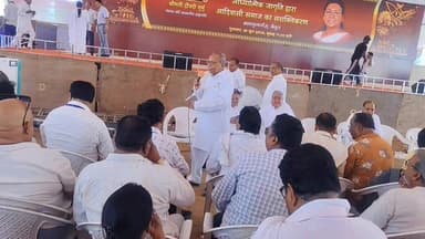 राष्ट्रपति द्रौपदी मुर्मू के बैतूल आगमन की तैयारियां अंतिम चरण में, ब्रह्माकुमारीज़ प्रेस कॉन्फ्रेंस कर दी कार्यक्रम की जानकारी
बैतूल में 18 जून, गुरुवार को आयोजित होने जा रहे ब्रह्माकुमारीज़ के महासम्मेलन “आध्यात्मिक जागृति द्वारा आदिवासी समाज का सशक्तिकरण” को लेकर तैयारियां अंतिम चरण में पहुंच गई हैं।
ब्रह्माकुमारी ईश्वरीय विश्वविद्यालय द्वारा मंगलवार दोपहर 12 बजे आयोजित प्रेस कॉन्फ्रेंस में ब्रह्माकुमार डॉ. नथमल भाई, ओडिशा ने बताया कि इस कार्यक्रम में देश की राष्ट्रपति श्रीमती द्रौपदी मुर्मू मुख्य अतिथि के रूप में शामिल होंगी।
लाल बहादुर शास्त्री स्टेडियम को आकर्षक सजावट और कड़ी सुरक्षा व्यवस्था के साथ पूरी तरह तैयार कर लिया गया है। कार्यक्रम में आदिवासी स्वागत गीत, पारंपरिक नृत्य और कई सांस्कृतिक प्रस्तुतियां आयोजित की जाएंगी।
बताया गया कि राष्ट्रपति मुर्मू अपने आध्यात्मिक अनुभव भी साझा करेंगी। प्रशासन ने सुरक्षा के व्यापक इंतजाम किए हैं। कार्यक्रम में शामिल होने वाले सभी लोगों को आधार और मोबाइल नंबर के आधार पर पंजीकरण के बाद शासकीय मुहरयुक्त निशुल्क पास जारी किए गए हैं।
बैतूल अब इस ऐतिहासिक और आध्यात्मिक महासम्मेलन का साक्षी बनने के लिए तैयार है।
#PresidentDroupadiMurmu #राष्ट्रपति_द्रौपदी_मुर्मु #PresidentVisitBetul #राष्ट्रपति_का_बैतूल_दौरा #BrahmaKumaris #आदिवासी_महासम्मेलन #जनजातीय_सशक्तिकरण #BetulNews #MPNews #ViralNews
#बैतूल #Betul #आध्यात्मिक_जागृति #LalBahadurShastriStadium #TribalEmpowerment #SpiritualAwakening #MadhyaPradesh #BreakingNews #LatestUpdate #TrendingNews का पार्ट 3