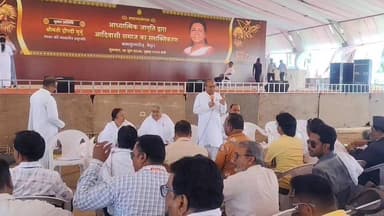 राष्ट्रपति द्रौपदी मुर्मू के बैतूल आगमन की तैयारियां अंतिम चरण में, ब्रह्माकुमारीज़ प्रेस कॉन्फ्रेंस कर दी कार्यक्रम की जानकारी
बैतूल में 18 जून, गुरुवार को आयोजित होने जा रहे ब्रह्माकुमारीज़ के महासम्मेलन “आध्यात्मिक जागृति द्वारा आदिवासी समाज का सशक्तिकरण” को लेकर तैयारियां अंतिम चरण में पहुंच गई हैं।
ब्रह्माकुमारी ईश्वरीय विश्वविद्यालय द्वारा मंगलवार दोपहर 12 बजे आयोजित प्रेस कॉन्फ्रेंस में ब्रह्माकुमार डॉ. नथमल भाई, ओडिशा ने बताया कि इस कार्यक्रम में देश की राष्ट्रपति श्रीमती द्रौपदी मुर्मू मुख्य अतिथि के रूप में शामिल होंगी।
लाल बहादुर शास्त्री स्टेडियम को आकर्षक सजावट और कड़ी सुरक्षा व्यवस्था के साथ पूरी तरह तैयार कर लिया गया है। कार्यक्रम में आदिवासी स्वागत गीत, पारंपरिक नृत्य और कई सांस्कृतिक प्रस्तुतियां आयोजित की जाएंगी।
बताया गया कि राष्ट्रपति मुर्मू अपने आध्यात्मिक अनुभव भी साझा करेंगी। प्रशासन ने सुरक्षा के व्यापक इंतजाम किए हैं। कार्यक्रम में शामिल होने वाले सभी लोगों को आधार और मोबाइल नंबर के आधार पर पंजीकरण के बाद शासकीय मुहरयुक्त निशुल्क पास जारी किए गए हैं।
बैतूल अब इस ऐतिहासिक और आध्यात्मिक महासम्मेलन का साक्षी बनने के लिए तैयार है।
#PresidentDroupadiMurmu #राष्ट्रपति_द्रौपदी_मुर्मु #PresidentVisitBetul #राष्ट्रपति_का_बैतूल_दौरा #BrahmaKumaris #आदिवासी_महासम्मेलन #जनजातीय_सशक्तिकरण #BetulNews #MPNews #ViralNews
#बैतूल #Betul #आध्यात्मिक_जागृति #LalBahadurShastriStadium #TribalEmpowerment #SpiritualAwakening #MadhyaPradesh #BreakingNews #LatestUpdate #TrendingNews