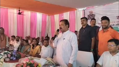 30 दिन में समस्या का समाधान नहीं तो अधिकारी निलंबित : अमरपुर में मंत्री दिलीप जायसवाल का बड़ा ऐलान
अमरपुर (बांका)।
अमरपुर प्रखंड की भदरिया पंचायत सरकार भवन में आयोजित सहयोग शिविर में बिहार के राजस्व एवं भूमि सुधार मंत्री दिलीप जायसवाल ने अधिकारियों को सख्त संदेश देते हुए कहा कि जनता की समस्याओं का समाधान 30 दिनों के भीतर होना चाहिए। उन्होंने स्पष्ट चेतावनी दी कि यदि किसी नागरिक की समस्या का निपटारा तय समय सीमा में नहीं हुआ तो संबंधित अधिकारी को 31वें दिन निलंबित कर दिया जाएगा।
मंत्री ने कहा कि सरकार का उद्देश्य लोगों को पंचायत स्तर पर ही न्याय और सरकारी सेवाएं उपलब्ध कराना है, ताकि उन्हें कार्यालयों के बार-बार चक्कर न लगाने पड़ें। उन्होंने सरकारी कार्यालयों में आम जनता के सम्मानजनक व्यवहार और बेहतर सुविधाओं पर भी जोर दिया।
सहयोग शिविर में अमरपुर विधायक जयंत राज ने म्यूटेशन आवेदनों में हो रही अनियमितताओं का मुद्दा उठाते हुए खारिज मामलों की समीक्षा की मांग की। साथ ही उन्होंने क्षेत्र के प्रमुख धार्मिक और ऐतिहासिक स्थलों—जेठौर मंदिर, तेलडीहा मंदिर एवं भदरिया पुरातात्विक स्थल—के विकास की मांग भी मंत्री के समक्ष रखी।
कार्यक्रम में कटोरिया विधायक पूरन लाल टुडू, जिलाधिकारी नवदीप शुक्ला, बीडीओ प्रतीक राज, सीओ रजनी कुमारी समेत कई अधिकारी, जनप्रतिनिधि और बड़ी संख्या में ग्रामीण मौजूद रहे।
#Amarpur #Banka #DilipJaiswal #SahyogShivir #BiharNews #LandReforms #BreakingNews