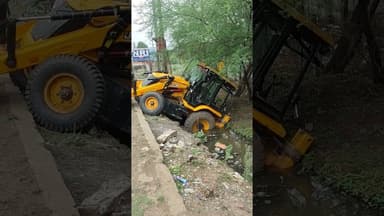 नाली की सफाई करते हुए जेसीबी पलटी #ख़बर1इंडिया