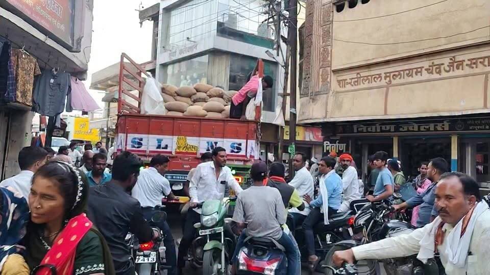 🚦 मंगलवार को फिर जाम से जूझा गोटेगांव, भगतराम चौराहा बना परेशानी का केंद्र
गोटेगांव में मंगलवार को भगतराम चौराहे पर लंबा ट्रैफिक जाम लग गया। जाम में वाहन चालक, आम नागरिक काफी देर तक फंसे रहे। स्थानीय लोगों का कहना है कि मंगलवार को हमेशा भारी भीड़ के कारण यातायात व्यवस्था प्रभावित होती है, लेकिन मौके पर कोई प्रभावी प्रशासनिक व्यवस्था देखने को नहीं मिली।
✍️ कैलाश गुप्ता
संवाददाता, नई दुनिया
मो. 9329446506
#गोटेगांव #भगतराम_चौराहा #ट्रैफिक_जाम #यातायात_व्यवस्था #नईदुनिया #Narsinghpur
Maninagendra Singh Foundation Mahendra Nagesh SP Narsinghpur Collector Narsinghpur