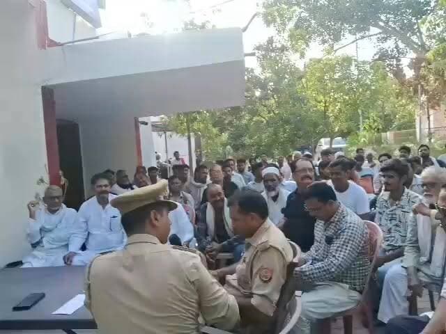 मोहर्रम को लेकर सुल्तानपुर घोष थाने में शांति समिति की बैठक
ताजियादारों, धर्मगुरुओं और पुलिस प्रशासन ने सौहार्दपूर्ण आयोजन पर जताई सहमति
अफवाहों से बचने और सोशल मीडिया पर जिम्मेदारी निभाने की अपील
✒️रिपोर्ट नाजिया परवीन
फतेहपुर। आगामी मोहर्रम पर्व को शांतिपूर्ण, सौहार्दपूर्ण और व्यवस्थित ढंग से संपन्न कराने के उद्देश्य से फतेहपुर जनपद के सुल्तानपुर घोष थाना परिसर में शांति समिति की एक महत्वपूर्ण बैठक आयोजित की गई। बैठक में पुलिस प्रशासन, ताजियादारों, धर्मगुरुओं, ग्राम प्रधानों, जनप्रतिनिधियों और क्षेत्र के संभ्रांत नागरिकों ने भाग लिया। बैठक के दौरान सुरक्षा व्यवस्था, ताजिया जुलूस मार्ग, साफ-सफाई, बिजली व्यवस्था और कानून-व्यवस्था से जुड़े विभिन्न मुद्दों पर विस्तार से चर्चा की गई।
मोहर्रम पर्व को लेकर प्रशासन ने की व्यापक तैयारी
आगामी मोहर्रम पर्व को लेकर प्रशासन पूरी तरह सक्रिय नजर आ रहा है। मंगलवार को खागा तहसील क्षेत्र के थाना सुल्तानपुर घोष परिसर में आयोजित शांति समिति की बैठक में थाना प्रभारी निरीक्षक तेज बहादुर सिंह चंदेल ने सभी ताजियादारों एवं क्षेत्रीय लोगों से संवाद स्थापित किया और त्योहार को शांति एवं भाईचारे के वातावरण में संपन्न कराने की अपील की।
बैठक में यह सुनिश्चित करने पर जोर दिया गया कि ताजिया जुलूस निर्धारित मार्गों से ही निकाले जाएं तथा किसी भी प्रकार की अफवाह, भ्रामक सूचना या विवादित गतिविधि से दूर रहा जाए। पुलिस प्रशासन ने स्पष्ट किया कि शासन की गाइडलाइंस के अनुरूप सभी आवश्यक व्यवस्थाएं सुनिश्चित की जाएंगी।
सुरक्षा, साफ-सफाई और बिजली व्यवस्था पर विशेष चर्चा
बैठक के दौरान ताजिया जुलूसों के मार्गों पर साफ-सफाई, प्रकाश व्यवस्था, यातायात नियंत्रण तथा सुरक्षा के विशेष इंतजामों को लेकर सुझाव लिए गए। क्षेत्रीय लोगों ने भी प्रशासन को अपने सुझाव दिए और बेहतर व्यवस्थाओं के लिए सहयोग का आश्वासन दिया।
थाना प्रभारी ने कहा कि मोहर्रम केवल एक धार्मिक आयोजन नहीं बल्कि सामाजिक सौहार्द और आपसी सम्मान का प्रतीक भी है। इसलिए सभी नागरिकों को जिम्मेदारी के साथ अपनी भूमिका निभानी चाहिए।
थाना प्रभारी तेज बहादुर सिंह चंदेल ने कहा—
"सभी ताजियादारों और क्षेत्रीय लोगों के साथ बैठक की गई है। शासन की गाइडलाइंस के अनुसार मोहर्रम का पर्व शांतिपूर्ण तरीके से सम्पन्न कराया जाएगा। सभी से सहयोग की अपील की गई है।"
सोशल मीडिया पर विशेष निगरानी, अफवाहों से बचने की अपील
बैठक में मौजूद संभ्रांत नागरिकों और धर्मगुरुओं ने भी लोगों से सोशल मीडिया पर किसी भी प्रकार की अपुष्ट या भ्रामक जानकारी साझा न करने की अपील की। प्रशासन ने स्पष्ट किया कि अफवाह फैलाने वालों के विरुद्ध कानूनी कार्रवाई की जाएगी।
बैठक में पूर्व प्रधान सोहेल अहमद, वरिष्ठ पत्रकार शिरूर खान, शहंशाह आब्दी, पूर्व लेक्चरर महेंद्र सिंह, ग्राम प्रधान संतोष सिंह, प्रधान प्रतिनिधि लल्लन यादव, फरमान उल हक सहित बड़ी संख्या में क्षेत्रीय नागरिक उपस्थित रहे।
सौहार्द और भाईचारे का संदेश
बैठक के दौरान सभी समुदायों के प्रतिनिधियों ने एक स्वर में कहा कि क्षेत्र की गंगा-जमुनी तहजीब को बनाए रखना सभी की साझा जिम्मेदारी है। उपस्थित लोगों ने पुलिस प्रशासन को पूर्ण सहयोग देने का भरोसा दिलाया और मोहर्रम को शांतिपूर्ण वातावरण में सम्पन्न कराने का संकल्प लिया।
सुल्तानपुर घोष थाना परिसर में आयोजित यह शांति समिति बैठक आगामी मोहर्रम पर्व को लेकर प्रशासन और समाज के बीच बेहतर समन्वय का उदाहरण मानी जा रही है। त्योहारों के दौरान संवाद, सहयोग और आपसी विश्वास सामाजिक सौहार्द की सबसे मजबूत नींव होते हैं। प्रशासन को उम्मीद है कि क्षेत्रवासी जिम्मेदारी का परिचय देते हुए पर्व को शांतिपूर्ण और गरिमामय वातावरण में सम्पन्न कराएंगे।
"त्योहार समाज को जोड़ने का माध्यम हैं, इसलिए हर नागरिक का कर्तव्य है कि शांति, सौहार्द और भाईचारे की परंपरा को मजबूत बनाए।"
👇👇
@dgpup
@RSSorg
@UPGovt
@wpl1090
@RSSgeet
@Uppolice
@MIB_India
@PMOIndia
@HMOIndia
@abmanglik
@VHPDigital
@igrangealld
@myogioffice
@InfoDeptUP
@dmfatehpur
@sdmsadarftp
@CMOfficeUP
@CMOUP_RC
@UPPRD1948
@ChiefSecyUP
@ChiefSecyUP
@MahantYogiG
@FatehpurSdm
@fatehpurpolice
@BajrangDalOrg
@112UttarPradesh
@myogiadityanath
@CommissionerPrg
@ADGZonPrayagraj
👇👇
#NDNews #दैनिकनिष्पक्षधारा #Fatehpur #SultanpurGhosh #Moharram2026 #PeaceCommitteeMeeting #CommunalHarmony #UPPolice #FatehpurPolice #LawAndOrder #BreakingNews #UPNews
#तेजबहादुरसिंहचंदेल #फतेहपुरपुलिस #सुल्तानपुरघोष #मोहर्रम #शांतिसमिति #जिलाधिकारीफतेहपुर #अभिमन्युमांगलिक #उत्तरप्रदेशपुलिस