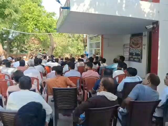 मोहर्रम को लेकर सुल्तानपुर घोष थाने में शांति समिति की बैठक
ताजियादारों, धर्मगुरुओं और पुलिस प्रशासन ने सौहार्दपूर्ण आयोजन पर जताई सहमति
अफवाहों से बचने और सोशल मीडिया पर जिम्मेदारी निभाने की अपील
✒️रिपोर्ट नाजिया परवीन
फतेहपुर। आगामी मोहर्रम पर्व को शांतिपूर्ण, सौहार्दपूर्ण और व्यवस्थित ढंग से संपन्न कराने के उद्देश्य से फतेहपुर जनपद के सुल्तानपुर घोष थाना परिसर में शांति समिति की एक महत्वपूर्ण बैठक आयोजित की गई। बैठक में पुलिस प्रशासन, ताजियादारों, धर्मगुरुओं, ग्राम प्रधानों, जनप्रतिनिधियों और क्षेत्र के संभ्रांत नागरिकों ने भाग लिया। बैठक के दौरान सुरक्षा व्यवस्था, ताजिया जुलूस मार्ग, साफ-सफाई, बिजली व्यवस्था और कानून-व्यवस्था से जुड़े विभिन्न मुद्दों पर विस्तार से चर्चा की गई।
मोहर्रम पर्व को लेकर प्रशासन ने की व्यापक तैयारी
आगामी मोहर्रम पर्व को लेकर प्रशासन पूरी तरह सक्रिय नजर आ रहा है। मंगलवार को खागा तहसील क्षेत्र के थाना सुल्तानपुर घोष परिसर में आयोजित शांति समिति की बैठक में थाना प्रभारी निरीक्षक तेज बहादुर सिंह चंदेल ने सभी ताजियादारों एवं क्षेत्रीय लोगों से संवाद स्थापित किया और त्योहार को शांति एवं भाईचारे के वातावरण में संपन्न कराने की अपील की।
बैठक में यह सुनिश्चित करने पर जोर दिया गया कि ताजिया जुलूस निर्धारित मार्गों से ही निकाले जाएं तथा किसी भी प्रकार की अफवाह, भ्रामक सूचना या विवादित गतिविधि से दूर रहा जाए। पुलिस प्रशासन ने स्पष्ट किया कि शासन की गाइडलाइंस के अनुरूप सभी आवश्यक व्यवस्थाएं सुनिश्चित की जाएंगी।
सुरक्षा, साफ-सफाई और बिजली व्यवस्था पर विशेष चर्चा
बैठक के दौरान ताजिया जुलूसों के मार्गों पर साफ-सफाई, प्रकाश व्यवस्था, यातायात नियंत्रण तथा सुरक्षा के विशेष इंतजामों को लेकर सुझाव लिए गए। क्षेत्रीय लोगों ने भी प्रशासन को अपने सुझाव दिए और बेहतर व्यवस्थाओं के लिए सहयोग का आश्वासन दिया।
थाना प्रभारी ने कहा कि मोहर्रम केवल एक धार्मिक आयोजन नहीं बल्कि सामाजिक सौहार्द और आपसी सम्मान का प्रतीक भी है। इसलिए सभी नागरिकों को जिम्मेदारी के साथ अपनी भूमिका निभानी चाहिए।
थाना प्रभारी तेज बहादुर सिंह चंदेल ने कहा—
"सभी ताजियादारों और क्षेत्रीय लोगों के साथ बैठक की गई है। शासन की गाइडलाइंस के अनुसार मोहर्रम का पर्व शांतिपूर्ण तरीके से सम्पन्न कराया जाएगा। सभी से सहयोग की अपील की गई है।"
सोशल मीडिया पर विशेष निगरानी, अफवाहों से बचने की अपील
बैठक में मौजूद संभ्रांत नागरिकों और धर्मगुरुओं ने भी लोगों से सोशल मीडिया पर किसी भी प्रकार की अपुष्ट या भ्रामक जानकारी साझा न करने की अपील की। प्रशासन ने स्पष्ट किया कि अफवाह फैलाने वालों के विरुद्ध कानूनी कार्रवाई की जाएगी।
बैठक में पूर्व प्रधान सोहेल अहमद, वरिष्ठ पत्रकार शिरूर खान, शहंशाह आब्दी, पूर्व लेक्चरर महेंद्र सिंह, ग्राम प्रधान संतोष सिंह, प्रधान प्रतिनिधि लल्लन यादव, फरमान उल हक सहित बड़ी संख्या में क्षेत्रीय नागरिक उपस्थित रहे।
सौहार्द और भाईचारे का संदेश
बैठक के दौरान सभी समुदायों के प्रतिनिधियों ने एक स्वर में कहा कि क्षेत्र की गंगा-जमुनी तहजीब को बनाए रखना सभी की साझा जिम्मेदारी है। उपस्थित लोगों ने पुलिस प्रशासन को पूर्ण सहयोग देने का भरोसा दिलाया और मोहर्रम को शांतिपूर्ण वातावरण में सम्पन्न कराने का संकल्प लिया।
सुल्तानपुर घोष थाना परिसर में आयोजित यह शांति समिति बैठक आगामी मोहर्रम पर्व को लेकर प्रशासन और समाज के बीच बेहतर समन्वय का उदाहरण मानी जा रही है। त्योहारों के दौरान संवाद, सहयोग और आपसी विश्वास सामाजिक सौहार्द की सबसे मजबूत नींव होते हैं। प्रशासन को उम्मीद है कि क्षेत्रवासी जिम्मेदारी का परिचय देते हुए पर्व को शांतिपूर्ण और गरिमामय वातावरण में सम्पन्न कराएंगे।
"त्योहार समाज को जोड़ने का माध्यम हैं, इसलिए हर नागरिक का कर्तव्य है कि शांति, सौहार्द और भाईचारे की परंपरा को मजबूत बनाए।"
👇👇
@dgpup
@RSSorg
@UPGovt
@wpl1090
@RSSgeet
@Uppolice
@MIB_India
@PMOIndia
@HMOIndia
@abmanglik
@VHPDigital
@igrangealld
@myogioffice
@InfoDeptUP
@dmfatehpur
@sdmsadarftp
@CMOfficeUP
@CMOUP_RC
@UPPRD1948
@ChiefSecyUP
@ChiefSecyUP
@MahantYogiG
@FatehpurSdm
@fatehpurpolice
@BajrangDalOrg
@112UttarPradesh
@myogiadityanath
@CommissionerPrg
@ADGZonPrayagraj
👇👇
#NDNews #दैनिकनिष्पक्षधारा #Fatehpur #SultanpurGhosh #Moharram2026 #PeaceCommitteeMeeting #CommunalHarmony #UPPolice #FatehpurPolice #LawAndOrder #BreakingNews #UPNews
#तेजबहादुरसिंहचंदेल #फतेहपुरपुलिस #सुल्तानपुरघोष #मोहर्रम #शांतिसमिति #जिलाधिकारीफतेहपुर #अभिमन्युमांगलिक #उत्तरप्रदेशपुलिस