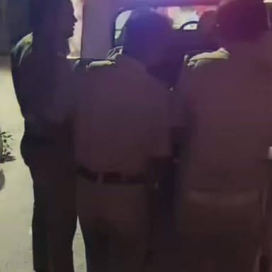 मेजा ट्रिपल मर्डर कांड का मुख्य आरोपी पुलिस मुठभेड़ में घायल
दारोगा की पिस्टल छीनकर भागने का आरोप, जवाबी कार्रवाई में पैर में लगी गोली
हत्या में प्रयुक्त हथियार की बरामदगी के दौरान हुआ घटनाक्रम, जांच जारी
✒️रिपोर्ट सुनील यादव
https://x.com/i/status/2066742557372199170
प्रयागराज। मेजा क्षेत्र में हाल ही में हुए चर्चित ट्रिपल मर्डर कांड की जांच के दौरान बुधवार को एक महत्वपूर्ण घटनाक्रम सामने आया। पुलिस के अनुसार, मामले का मुख्य आरोपी हिमांशु यादव हत्या में प्रयुक्त हथियार की बरामदगी के लिए ले जाते समय पुलिस टीम पर हमला कर फरार होने का प्रयास करने लगा। इस दौरान हुई पुलिस कार्रवाई में आरोपी घायल हो गया। पुलिस का कहना है कि आरोपी को उपचार के लिए अस्पताल में भर्ती कराया गया है और मामले की जांच आगे बढ़ाई जा रही है।
ट्रिपल मर्डर कांड में बड़ा मोड़
मेजा के चर्चित तिहरे हत्याकांड में पुलिस को उस समय बड़ी सफलता मिली जब मुख्य आरोपी हिमांशु यादव को साक्ष्य संकलन और हत्या में प्रयुक्त हथियार की बरामदगी के लिए ले जाया जा रहा था। पुलिस का दावा है कि इसी दौरान आरोपी ने एक दारोगा की सरकारी पिस्टल छीन ली और पुलिस टीम पर फायरिंग करते हुए मौके से भागने की कोशिश की।
अचानक हुए इस घटनाक्रम से मौके पर अफरा-तफरी का माहौल बन गया। पुलिस टीम ने स्थिति को नियंत्रित करने के लिए तत्काल कार्रवाई की और आरोपी को घेर लिया।
जवाबी कार्रवाई में घायल हुआ आरोपी
पुलिस अधिकारियों के अनुसार आरोपी की ओर से की गई फायरिंग के बाद आत्मरक्षा में जवाबी कार्रवाई करनी पड़ी। इस दौरान हिमांशु यादव के बाएं पैर में गोली लग गई, जिससे वह घायल होकर जमीन पर गिर पड़ा।
पुलिस ने तुरंत उसे कब्जे में लेकर चिकित्सीय उपचार के लिए अस्पताल भेजा, जहां उसका इलाज चल रहा है। सुरक्षा की दृष्टि से अस्पताल में अतिरिक्त पुलिस बल भी तैनात किया गया है।
हत्या में इस्तेमाल हथियार की तलाश जारी
पुलिस का कहना है कि आरोपी से पूछताछ के दौरान मिले इनपुट के आधार पर हत्या में प्रयुक्त हथियार और अन्य महत्वपूर्ण साक्ष्यों की बरामदगी की कार्रवाई चल रही थी। इसी प्रक्रिया के दौरान आरोपी द्वारा कथित रूप से भागने का प्रयास किया गया।
जांच एजेंसियां अब इस बात की भी पड़ताल कर रही हैं कि आरोपी के पास भागने की योजना पहले से थी या यह अचानक उठाया गया कदम था।
इलाके में चर्चा का विषय बना मामला
मेजा ट्रिपल मर्डर कांड पहले से ही पूरे प्रयागराज मंडल में चर्चा का विषय बना हुआ है। एक ही परिवार के तीन लोगों की निर्मम हत्या ने लोगों को झकझोर दिया था। अब मुख्य आरोपी के पुलिस मुठभेड़ में घायल होने की घटना ने इस मामले को एक नया मोड़ दे दिया है।
स्थानीय लोगों की निगाहें अब पुलिस जांच और न्यायिक प्रक्रिया पर टिकी हुई हैं।
बीबीसी न्यूज़ हिंदी शैली में समापन
मेजा ट्रिपल मर्डर कांड की जांच अभी जारी है और पुलिस घटना से जुड़े सभी पहलुओं की गहनता से पड़ताल कर रही है। आरोपी के स्वस्थ होने के बाद उससे आगे की पूछताछ की जाएगी। इस मामले का अंतिम सच न्यायिक और जांच प्रक्रिया पूरी होने के बाद ही स्पष्ट हो सकेगा। फिलहाल पुलिस का फोकस शेष साक्ष्यों की बरामदगी और पूरे घटनाक्रम की कड़ियों को जोड़ने पर है।
"अपराध चाहे कितना भी बड़ा क्यों न हो, उसका समाधान कानून और न्याय व्यवस्था के दायरे में ही संभव है।"
👇👇
@dgpup
@UPGovt
@RSSorg
@Uppolice
@wpl1090
@RSSgeet
@MIB_India
@PMOIndia
@HMOIndia
@VHPDigital
@CMOUP_RC
@myogioffice
@InfoDeptUP
@CMOfficeUP
@UPPRD1948
@ChiefSecyUP
@MahantYogiG
@ChiefSecyUP
@BajrangDalOrg
@myogiadityanath
@112UttarPradesh
@UPPViralCheck
@UpPolicemitra
@prayagraj_pol
@ADGZonPrayagraj
@DM_PRAYAGRAJ
@CommissionerPrg
@NigamPrayagraj
@Prayagraj_TP
@PROdefprayagraj
👇👇👇
#NDNews #दैनिकनिष्पक्षधारा #Prayagraj #Meja #TripleMurderCase #PoliceEncounter #BreakingNews #UPNews #CrimeNews #PrayagrajPolice #LawAndOrder #Justice #मेजा #प्रयागराज #ट्रिपलमर्डर #हिमांशुयादव #प्रयागराजपुलिस #उत्तरप्रदेशपुलिस #कानूनव्यवस्था #अपराधनियंत्रण #NDNewsChannel
👇👇
🟥 ND NEWS | दैनिक निष्पक्ष धारा
मुख्य संपादक / संस्थापक: राजन सिंह हाड़ा
सह-संपादक: शालिनी सिंह भदौरिया
📍 कार्यालय-3: U158, हीरा स्वीट्स के पास, विकास मार्ग, लक्ष्मी नगर, पूर्वी दिल्ली, पिन कोड – (110092) (NCR)
📍 कार्यालय-2: विधानसभा रोड, बर्लिंगटन चौराहा, लखनऊ (226001) (UP)
📍 कार्यालय-1: 1/1 अटल बिहारी चौराहा, नियर बर्मा चौराहा, फतेहपुर (212601) (UP)
📅 दिनांक: 17 जून 2026
📆 दिन: बुधवार
📧 Email: ndnewschannel@gmail.com
📞 मोबाइल: 9696119696