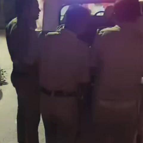 मेजा ट्रिपल मर्डर कांड का मुख्य आरोपी पुलिस मुठभेड़ में घायल
दारोगा की पिस्टल छीनकर भागने का आरोप, जवाबी कार्रवाई में पैर में लगी गोली
हत्या में प्रयुक्त हथियार की बरामदगी के दौरान हुआ घटनाक्रम, जांच जारी
✒️रिपोर्ट सुनील यादव
https://x.com/i/status/2066742557372199170
प्रयागराज। मेजा क्षेत्र में हाल ही में हुए चर्चित ट्रिपल मर्डर कांड की जांच के दौरान बुधवार को एक महत्वपूर्ण घटनाक्रम सामने आया। पुलिस के अनुसार, मामले का मुख्य आरोपी हिमांशु यादव हत्या में प्रयुक्त हथियार की बरामदगी के लिए ले जाते समय पुलिस टीम पर हमला कर फरार होने का प्रयास करने लगा। इस दौरान हुई पुलिस कार्रवाई में आरोपी घायल हो गया। पुलिस का कहना है कि आरोपी को उपचार के लिए अस्पताल में भर्ती कराया गया है और मामले की जांच आगे बढ़ाई जा रही है।
ट्रिपल मर्डर कांड में बड़ा मोड़
मेजा के चर्चित तिहरे हत्याकांड में पुलिस को उस समय बड़ी सफलता मिली जब मुख्य आरोपी हिमांशु यादव को साक्ष्य संकलन और हत्या में प्रयुक्त हथियार की बरामदगी के लिए ले जाया जा रहा था। पुलिस का दावा है कि इसी दौरान आरोपी ने एक दारोगा की सरकारी पिस्टल छीन ली और पुलिस टीम पर फायरिंग करते हुए मौके से भागने की कोशिश की।
अचानक हुए इस घटनाक्रम से मौके पर अफरा-तफरी का माहौल बन गया। पुलिस टीम ने स्थिति को नियंत्रित करने के लिए तत्काल कार्रवाई की और आरोपी को घेर लिया।
जवाबी कार्रवाई में घायल हुआ आरोपी
पुलिस अधिकारियों के अनुसार आरोपी की ओर से की गई फायरिंग के बाद आत्मरक्षा में जवाबी कार्रवाई करनी पड़ी। इस दौरान हिमांशु यादव के बाएं पैर में गोली लग गई, जिससे वह घायल होकर जमीन पर गिर पड़ा।
पुलिस ने तुरंत उसे कब्जे में लेकर चिकित्सीय उपचार के लिए अस्पताल भेजा, जहां उसका इलाज चल रहा है। सुरक्षा की दृष्टि से अस्पताल में अतिरिक्त पुलिस बल भी तैनात किया गया है।
हत्या में इस्तेमाल हथियार की तलाश जारी
पुलिस का कहना है कि आरोपी से पूछताछ के दौरान मिले इनपुट के आधार पर हत्या में प्रयुक्त हथियार और अन्य महत्वपूर्ण साक्ष्यों की बरामदगी की कार्रवाई चल रही थी। इसी प्रक्रिया के दौरान आरोपी द्वारा कथित रूप से भागने का प्रयास किया गया।
जांच एजेंसियां अब इस बात की भी पड़ताल कर रही हैं कि आरोपी के पास भागने की योजना पहले से थी या यह अचानक उठाया गया कदम था।
इलाके में चर्चा का विषय बना मामला
मेजा ट्रिपल मर्डर कांड पहले से ही पूरे प्रयागराज मंडल में चर्चा का विषय बना हुआ है। एक ही परिवार के तीन लोगों की निर्मम हत्या ने लोगों को झकझोर दिया था। अब मुख्य आरोपी के पुलिस मुठभेड़ में घायल होने की घटना ने इस मामले को एक नया मोड़ दे दिया है।
स्थानीय लोगों की निगाहें अब पुलिस जांच और न्यायिक प्रक्रिया पर टिकी हुई हैं।
बीबीसी न्यूज़ हिंदी शैली में समापन
मेजा ट्रिपल मर्डर कांड की जांच अभी जारी है और पुलिस घटना से जुड़े सभी पहलुओं की गहनता से पड़ताल कर रही है। आरोपी के स्वस्थ होने के बाद उससे आगे की पूछताछ की जाएगी। इस मामले का अंतिम सच न्यायिक और जांच प्रक्रिया पूरी होने के बाद ही स्पष्ट हो सकेगा। फिलहाल पुलिस का फोकस शेष साक्ष्यों की बरामदगी और पूरे घटनाक्रम की कड़ियों को जोड़ने पर है।
"अपराध चाहे कितना भी बड़ा क्यों न हो, उसका समाधान कानून और न्याय व्यवस्था के दायरे में ही संभव है।"
👇👇
@dgpup
@UPGovt
@RSSorg
@Uppolice
@wpl1090
@RSSgeet
@MIB_India
@PMOIndia
@HMOIndia
@VHPDigital
@CMOUP_RC
@myogioffice
@InfoDeptUP
@CMOfficeUP
@UPPRD1948
@ChiefSecyUP
@MahantYogiG
@ChiefSecyUP
@BajrangDalOrg
@myogiadityanath
@112UttarPradesh
@UPPViralCheck
@UpPolicemitra
@prayagraj_pol
@ADGZonPrayagraj
@DM_PRAYAGRAJ
@CommissionerPrg
@NigamPrayagraj
@Prayagraj_TP
@PROdefprayagraj
👇👇👇
#NDNews #दैनिकनिष्पक्षधारा #Prayagraj #Meja #TripleMurderCase #PoliceEncounter #BreakingNews #UPNews #CrimeNews #PrayagrajPolice #LawAndOrder #Justice #मेजा #प्रयागराज #ट्रिपलमर्डर #हिमांशुयादव #प्रयागराजपुलिस #उत्तरप्रदेशपुलिस #कानूनव्यवस्था #अपराधनियंत्रण #NDNewsChannel
👇👇
🟥 ND NEWS | दैनिक निष्पक्ष धारा
मुख्य संपादक / संस्थापक: राजन सिंह हाड़ा
सह-संपादक: शालिनी सिंह भदौरिया
📍 कार्यालय-3: U158, हीरा स्वीट्स के पास, विकास मार्ग, लक्ष्मी नगर, पूर्वी दिल्ली, पिन कोड – (110092) (NCR)
📍 कार्यालय-2: विधानसभा रोड, बर्लिंगटन चौराहा, लखनऊ (226001) (UP)
📍 कार्यालय-1: 1/1 अटल बिहारी चौराहा, नियर बर्मा चौराहा, फतेहपुर (212601) (UP)
📅 दिनांक: 17 जून 2026
📆 दिन: बुधवार
📧 Email: ndnewschannel@gmail.com
📞 मोबाइल: 9696119696