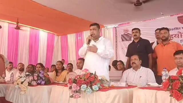 अमरपुर विधायक जयंत राज का बड़ा दावा"सम्राट चौधरी के मुख्यमंत्री बनते ही खत्म होगी जमीन की परेशानी!
अमरपुर विधायक जयंत राज का बड़ा दावा"सम्राट चौधरी के मुख्यमंत्री बनते ही खत्म होगी जमीन की परेशानी
भूमि एवं राजस्व सुधार को लेकर अमरपुर विधायक जयंत राज ने बड़ा बयान दिया है। उन्होंने कहा कि बिहार में सम्राट चौधरी के मुख्यमंत्री बनने के साथ ही भूमि एवं राजस्व व्यवस्था में व्यापक सुधार की नई पहल शुरू की जाएगी।
#अमरपुर #जयंतराज #सम्राटचौधरी #भूमिसुधार #राजस्वसुधार #जमीनविवाद #रैयतीजमीन #गैररैयतीजमीन #बिहारराजनीति #बिहारसमाचार #LandReform #RevenueDepartment #AmarpurNews #BankaNews #BiharNews #BreakingNews #MediaDarshan #अमरपुरविधायक #जमीनसमस्या #बिहारअपडेट
