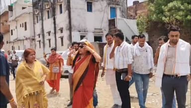छतरपुर के किशोर सागर तालाब की दुर्दशा को लेकर विधायक ललिता यादव मौके पर पहुंचीं और अतिक्रमणकारियों को सख्त चेतावनी दी। लेकिन बड़ा सवाल यह है कि क्या तालाबों की सुरक्षा और संरक्षण को लेकर प्रशासन की कोई जवाबदेही नहीं बनती?
सोशल मीडिया पर लगातार वायरल हो रहे वीडियो, तालाबों के आसपास हो रहे निर्माण कार्य और नागरिकों की शिकायतों के बीच यह मुद्दा अब जनचर्चा का विषय बन चुका है।
क्या समय रहते कार्रवाई होगी? क्या छतरपुर के तालाब बच पाएंगे?
अपनी राय कमेंट में जरूर बताएं।
📰 Bundeli Bhaukaal News बुंदेलखंड का भरोसेमंद न्यूज़ प्लेटफॉर्म
👍 वीडियो पसंद आए तो Like, Share और Subscribe जरूर करें।
#Chhatarpur #TalabBachao #LalitaYadav #BundeliBhaukaalNews