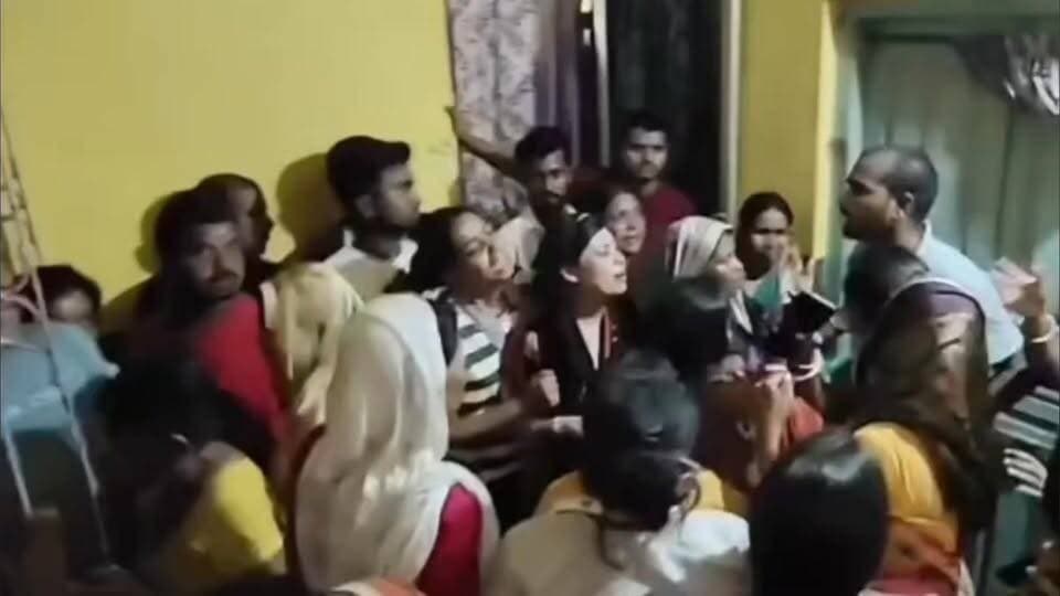 बेगूसराय मे निलंबित राजस्व कर्मचारी की पत्नी का फंदे से लटकता मिला शव
घटना बेगूसराय के लोहियानगर थानाक्षेत्र के बाघा मुहल्ले की
#newsupdatebegusarai #liveupdatebegusarai #latestupdatebegusarai #KhabarBiharNews #Begusarai #बेगूसराय