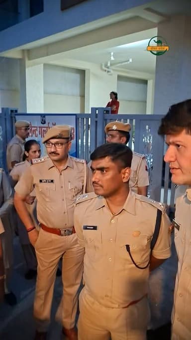 री-NEET 2026 से पहले सड़क पर उतरे सीकर SP, छात्रों से पूछा- कहीं गेस पेपर तो नहीं घूम रहा?
शिक्षा नगरी सीकर - पेपर लीक के खिलाफ!!
#SikarSandesh #ReNEET2026 #NeetUG2026 #Sikar #SikarPolice