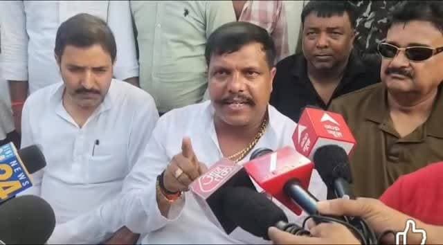 खान का दाऊद से कनेक्शन है। अतीक से भी था। योगी जी के डर से बिहार भागा और यहां गाँव के बच्चों को लूट रहा है।
- पालीगंज के NDA प्रत्याशी सुनील यादव।
#trpnews #SamratChoudharybihar #RjdBihar #tejasviyadav #BJPGovt LaluYadav NarendraModi RahulGandhi paliganjvidhansabha paliganj LJPRamvilas