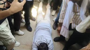 किसानों के लिए नरेश मीणा ने छबड़ा एसडीएम, कृषि विभाग व बारां जिला कलेक्टर से खाद् के लिए कैसे मांगी भीख।।।
देखिए......
सैकड़ों किसानों के साथ धरने पर बैठे किसान नेता नरेश मीणा, स्थानीय समेत जिला प्रशासन को दी चेतावनी ,
अगर आज शाम तक किसानों को नहीं मिला खाद तो भूख हड़ताल की दी चेतावनी।।
#CMORajasthan #cmo #cmojaipur #dcdmbaran #dcdm #बारां #bjpbaran #vairalnews #BJP4IND #vairalpost #treandingnews #Baran #BJP #treanding #KrishiVibhag #chhabra #chhabrasdm #NareshMeena