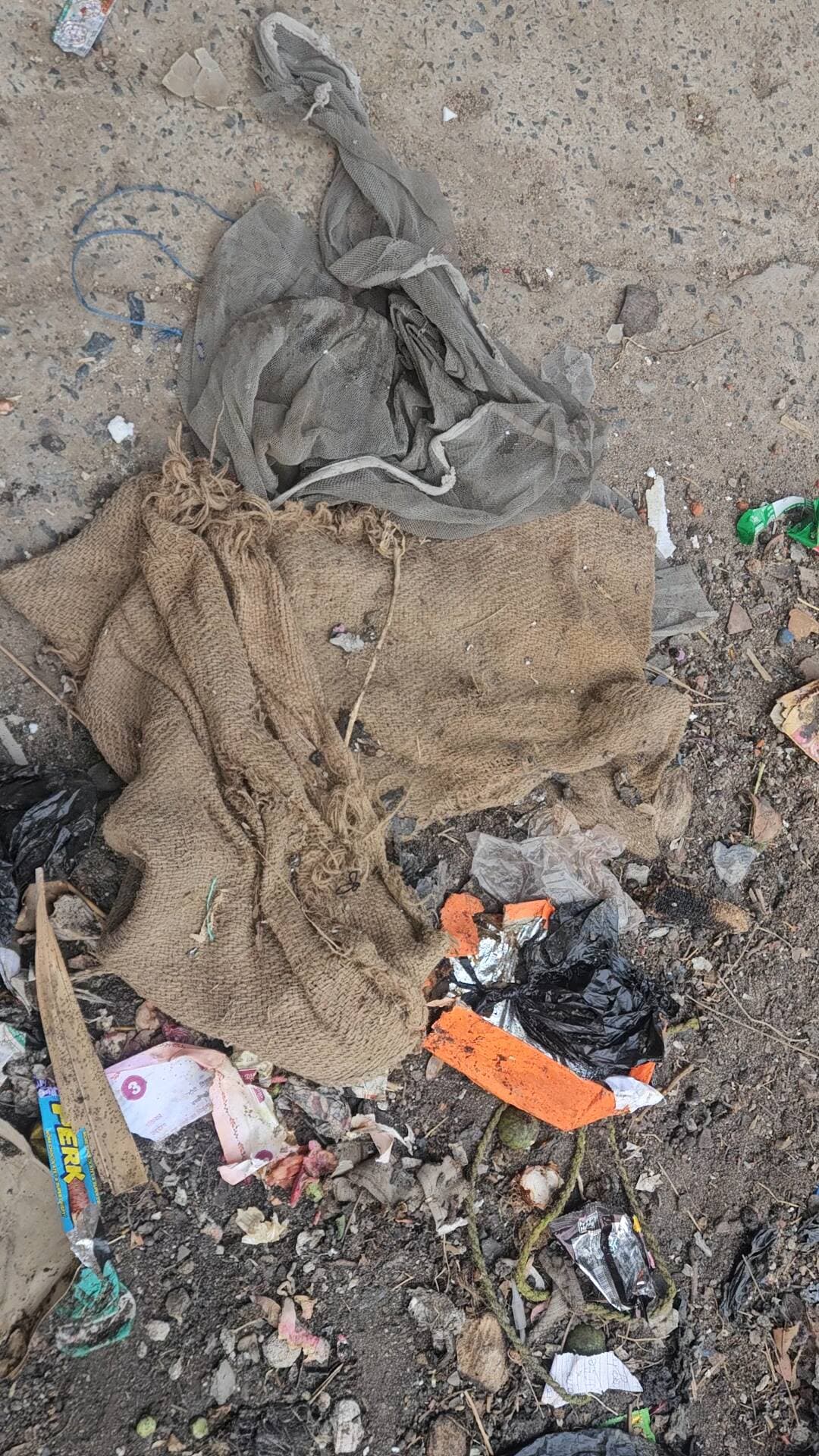 नगर पंचायत काको
वार्ड नंबर आठ,
बोलने पर भी सफाई नहीं होता है।