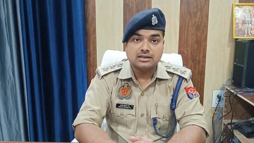 पूर्व सांसद बृजभूषण शरण सिंह और उनके विधायक पुत्र प्रतीक भूषण को मिली धमकी के मामले में एक बड़ा और चौंकाने वाला खुलासा हुआ है। मामले की संवेदनशीलता को देखते हुए तफ्तीश में जुटी गोंडा पुलिस जब धमकी देने वाले की कुंडली खंगालने राजस्थान के जयपुर पहुंची, तो पूरा मामला ही बदल गया। गोंडा पुलिस ने जयपुर पुलिस के सहयोग से राजस्थान के मंडावर इलाके में छापेमारी की, जहां धमकी देने वाले आरोपी संदीप शर्मा को ट्रैक किया गया। हालांकि, जब पुलिस उसके ठिकाने पर पहुंची तो पता चला कि धमकी देने वाला संदीप शर्मा पूरी तरह से मानसिक विक्षिप्त (साइको) है और वर्तमान में जयपुर में ही उसका मानसिक इलाज चल रहा है। जांच में यह बात भी सामने आई कि संदीप शर्मा कोई पेशेवर अपराधी नहीं है, बल्कि अपनी मानसिक बीमारी के चलते वह पहले भी कई अन्य लोगों को इसी तरह की धमकियां दे चुका है। आरोपी की स्थिति को देखते हुए गोंडा पुलिस ने कानूनी कार्रवाई के बजाय उसके परिजनों को कड़ी हिदायत दी है कि वे उस पर कड़ी नजर रखें और उसका उचित इलाज कराएं, ताकि वह भविष्य में किसी अन्य को इस तरह परेशान न कर सके। इस खुलासे के बाद पुलिस और पूर्व सांसद के परिवार ने राहत की सांस ली है।
#GondaNews #GondaBreaking #GondaPolice #JaipurPolice #RajasthanNews #Mandawar #ThreatCase #ExMP #brijbhushansharansingh #mlapratikbhushansingh #SandeepSharma #UPPolice #CrimeNews #BreakingNews #MentalHealth #GondaUpdate