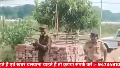 बिहार में कानून-व्यवस्था पर उठे सवाल, SHO को पिस्टल दिखाने का वीडियो वायरल
📍 बिहार के भोजपुर जिले के शाहपुर विधानसभा क्षेत्र के बेलौटी गांव का एक वीडियो सोशल मीडिया पर तेजी से वायरल हो रहा है। वीडियो को लेकर दावा किया जा रहा है कि कुछ लोगों ने शाहपुर थाना के SHO को पिस्टल दिखाकर बंधक बनाने की कोशिश की।
🎥 वीडियो सामने आने के बाद इलाके में चर्चा तेज हो गई है और कानून-व्यवस्था को लेकर सवाल उठाए जा रहे हैं। यह मामला ऐसे समय सामने आया है जब राज्य सरकार अपराध नियंत्रण को लेकर लगातार सख्त कार्रवाई का दावा कर रही है।
🗣️ हाल ही में बिहार के उपमुख्यमंत्री Samrat Choudhary ने कहा था कि अपराधियों की भलाई इसी में है कि वे बिहार छोड़ दें। ऐसे में इस वायरल वीडियो ने राजनीतिक बहस को भी हवा दे दी है।
⚠️ हालांकि, वायरल वीडियो की सत्यता और घटना की पूरी परिस्थितियों की आधिकारिक पुष्टि अभी बाकी है। पुलिस और प्रशासन की ओर से विस्तृत जांच रिपोर्ट का इंतजार किया जा रहा है। जांच पूरी होने के बाद ही मामले की वास्तविकता स्पष्ट हो सकेगी।
#Bihar #Bhojpur #Shahpur #ViralVideo #LawAndOrder #BreakingNews #BiharNews #Belauti #CrimeNews
