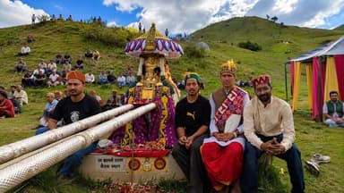 पराशर सरनाहुली मेले में खावलाशी नारायण जी के गूर और करादार जी से खास बातचीत।
11 पंचायतों और 4500 परिवारों के आराध्य देवता से जुड़ी रोचक और अनसुनी जानकारी।
आइए जानें आस्था, परंपरा और देव संस्कृति से जुड़ी विशेष बातें। ✨
#KhawalashiNarayan #ParasharSarnahuliMela #ParasharRishi #SarnahuliMela #HimachalDevta #DevBhoomiHimachal #HimachalCulture #PahadiCulture #PahadiTradition #Mandi #HimachalPradesh #SafarWithPahadi #JaiDevta #InstaReels #PahadiReels