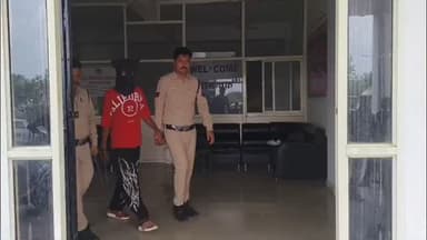 मंदसौर पुलिस की बड़ी कार्रवाई 🚔
नई आबादी पुलिस ने एक युवक को अवैध देशी पिस्टल और जिंदा कारतूस के साथ गिरफ्तार किया। आरोपी के खिलाफ आर्म्स एक्ट के तहत मामला दर्ज कर जांच शुरू।
#MandsaurPolice #CrimeNews #Mandsaur #PoliceAction #ArmsAct BreakingNews
