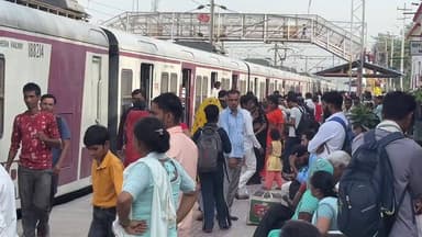 दनकौर रेलवे स्टेशन पर पैसेंजर ट्रेनों में भारी भीड़ देखने को मिल रही है। यात्रियों की संख्या अधिक होने के कारण लोगों को ट्रेन में चढ़ने और बैठने तक की जगह नहीं मिल पा रही है। रोजाना सफर करने वाले यात्रियों को काफी परेशानी का सामना करना पड़ रहा है।
#Dankaur #DankaurRailwayStation #PassengerTrain #TrainCrowd #RailwayNews #IndianRailways #CrowdedTrain #DailyPassengers #PublicTransport #GreaterNoida #NoidaNews #UPNews #RailwayStation #ViralNews #BreakingNews