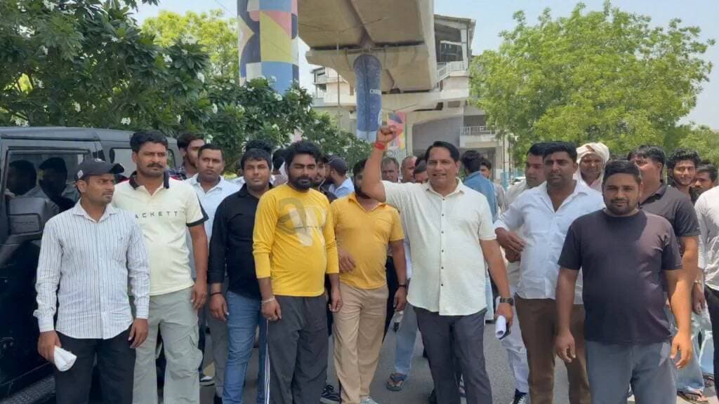 ग्रेटर नोएडा प्राधिकरण पर ग्रामीणों का जोरदार प्रदर्शन, विकास कार्यों की उठाई मांग। करप्शन फ्री इंडिया के कार्यकर्ताओं ने जुनेदपुर, रोशनपुर, झालडा, डाढा और बुलंदखेड़ा समेत कई गांवों के ग्रामीणों ने ओएसडी को ज्ञापन सौंपा। ग्रामीणों ने खराब स्ट्रीट लाइटें मानसून से पहले नालों की सफाई दुरुस्त कराने, हाई मस्ट लाइटें लगाने, सड़कों और नालियों के निर्माण, जलभराव की सफाई तथा शहीद दरियाव सिंह नागर चौक के सौंदर्यकरण की मांग की। प्राधिकरण ने समस्याओं के जल्द समाधान का आश्वासन दिया। पुलिस फोर्स मौके पर सूरजपुर थाना क्षेत्र का मामला
#CMYogiAdityanath #cmAkhileshyadav #CPNoida #dmnoida #GreaterNoidaNews #delhincr #SachinPilot #jewarairport #dadri