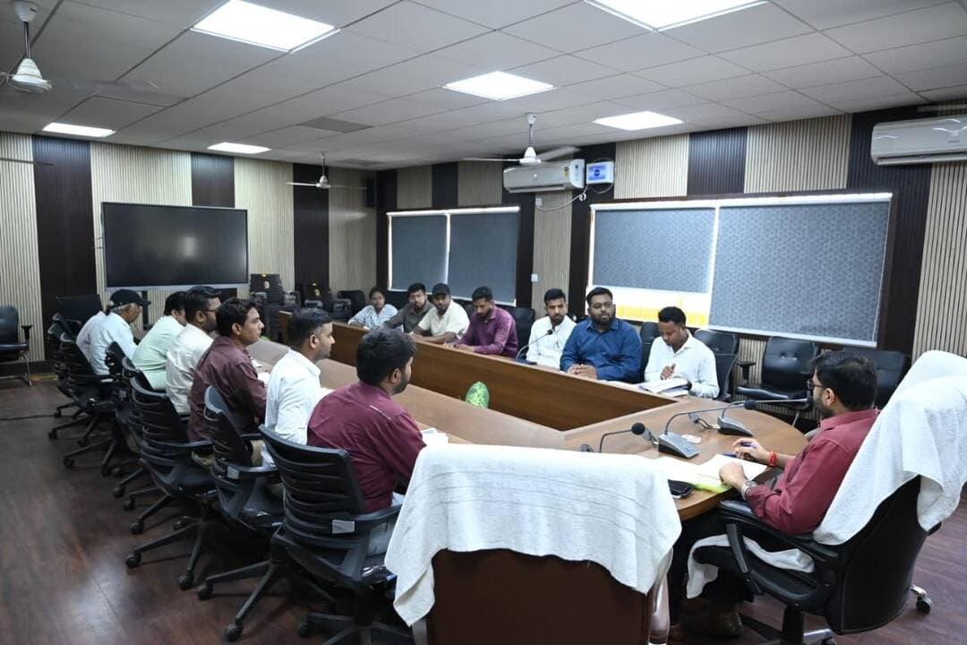 नगर परिषद, गोड्डा एवं नगर पंचायत, महागामा से संबंधित कार्यों की समीक्षात्मक बैठक संपन्न। ■ साफ-सफाई, जलापूर्ति, पथ प्रकाश एवं अन्य बुनियादी नागरिक सुविधाओं को सुदृढ़ करने के दिए निर्देश। ■ वर्षा ऋतु को देखते हुए जल निकासी, फॉगिंग एवं पेयजल व्यवस्थ...