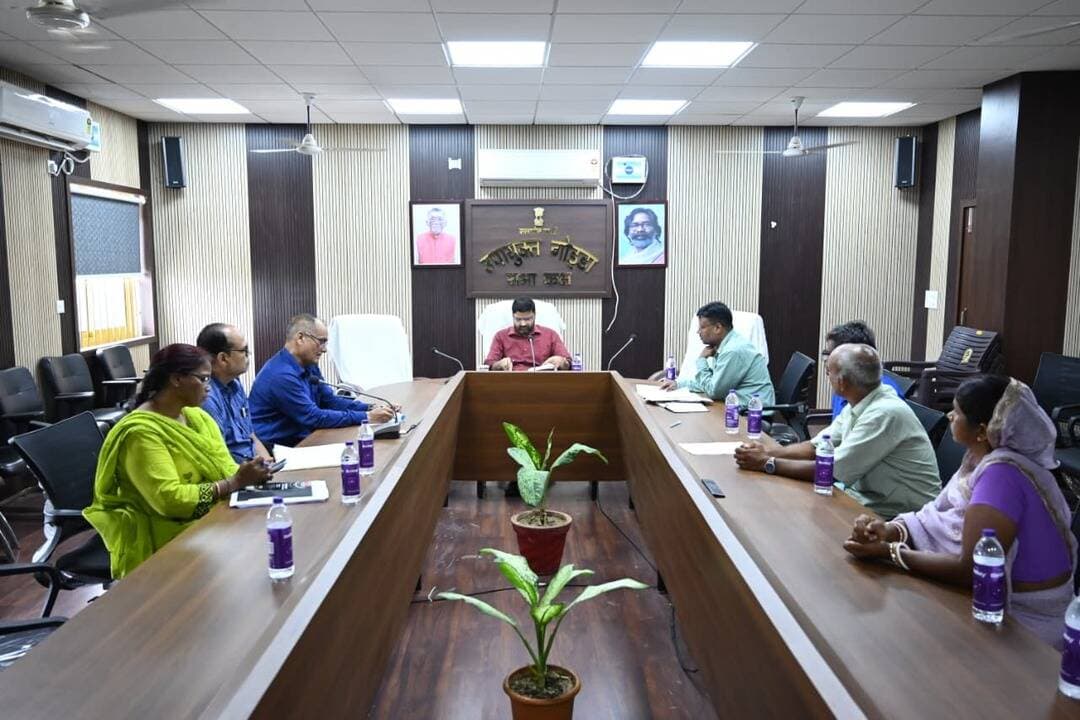 पायुक्त श्री लोकेश मिश्रा की अध्यक्षता में सिद्धो-कान्हू कृषि वनोपज जिला सहकारी संघ लिमिटेड, गोड्डा की समीक्षात्मक बैठक संपन्न। ■ कृषकों एवं वनोपज संग्रहकर्ताओं के हित में संचालित योजनाओं के प्रभावी क्रियान्वयन तथा संस्थागत सुदृढ़ीकरण पर दिया गया बल।